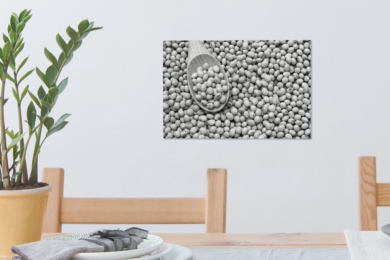 OneMillionCanvasses® Leinwandbild Bild von Wandbild Wanddeko, mit Holzlöffel Sojabohnen einem gefüllt und cm -, Leinwandbilder, St), Aufhängefertig, 30x20 (1 Sojabohnen