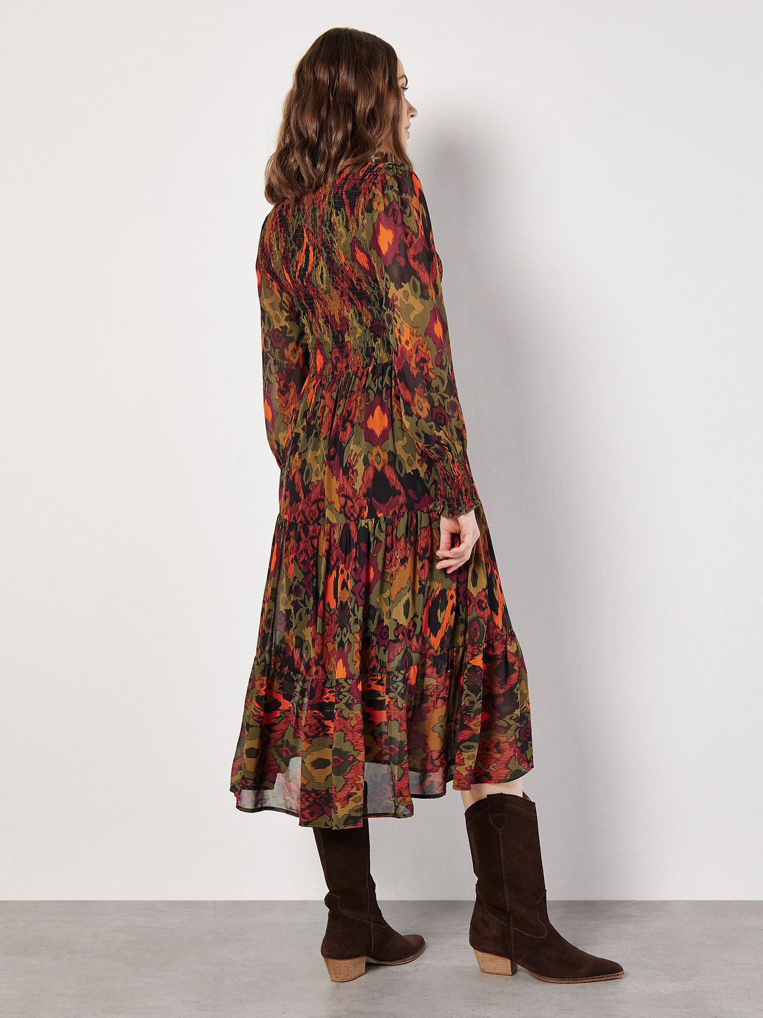 Apricot Chiffonkleid gemustertes Etagenkleid mit Smokdetails