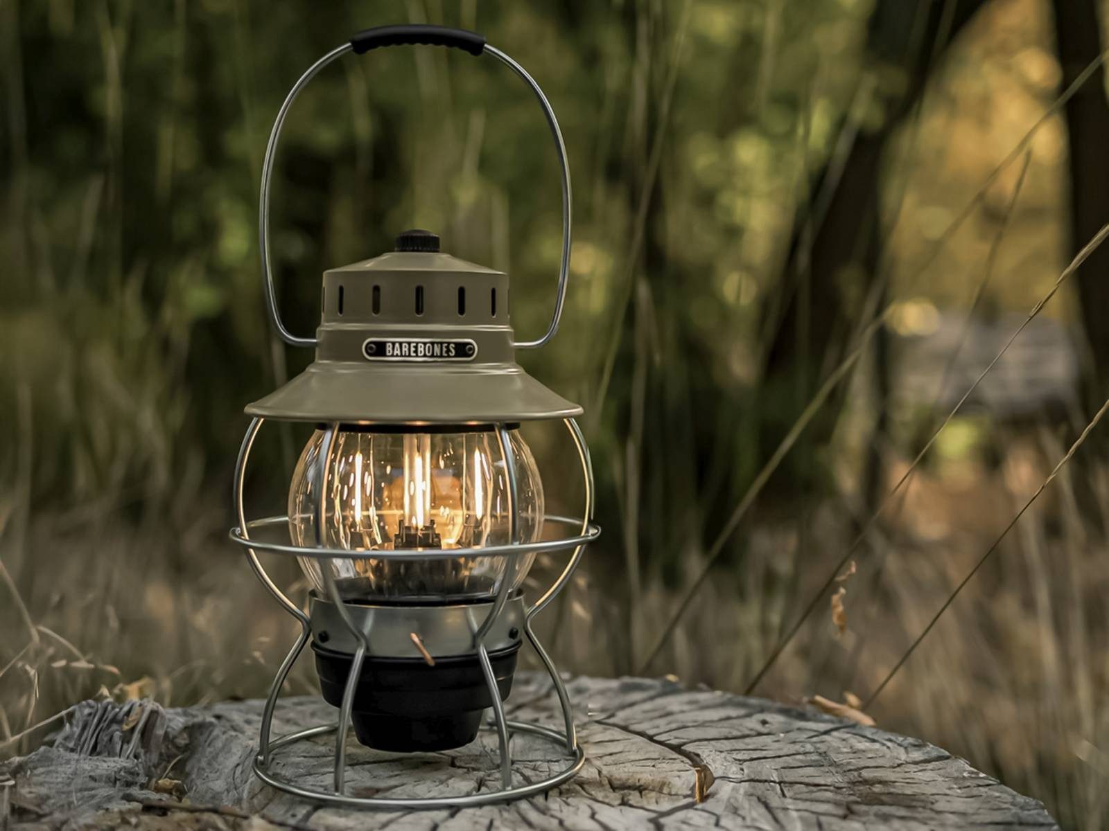 Barebones Laterne Railroad Lantern Camping, Vintage-Retro Look, mit Akku aufladbar olive, LED-Laterne im Vintagestil, Retro Look, dimmbar