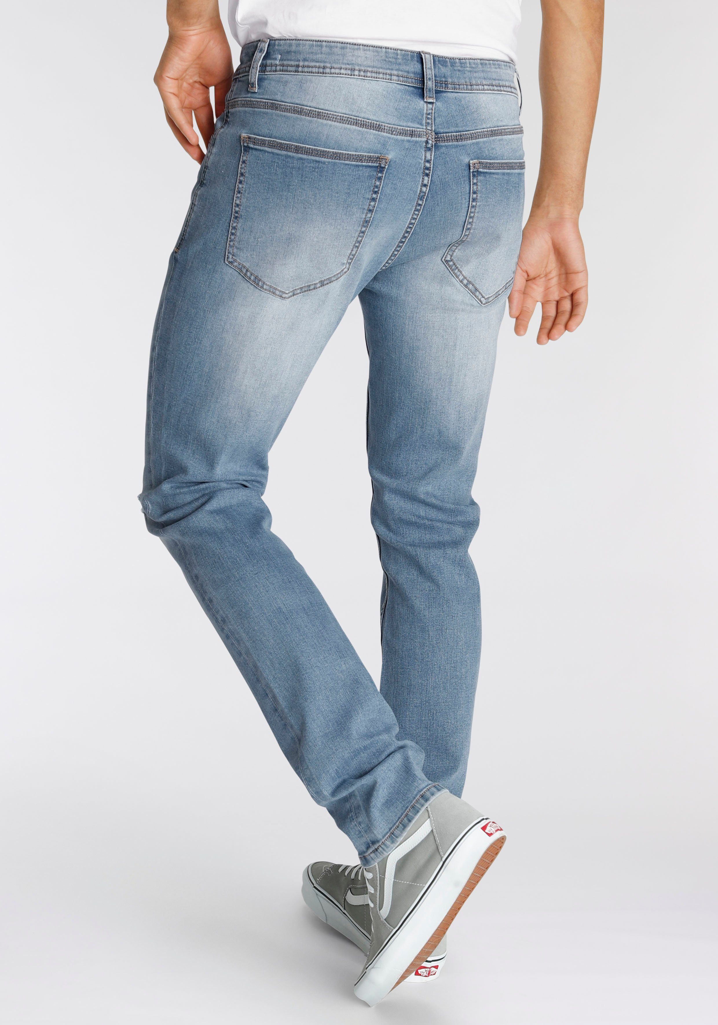 den Beinen Straight-Jeans Abriebeffekten an AJC mit light blue