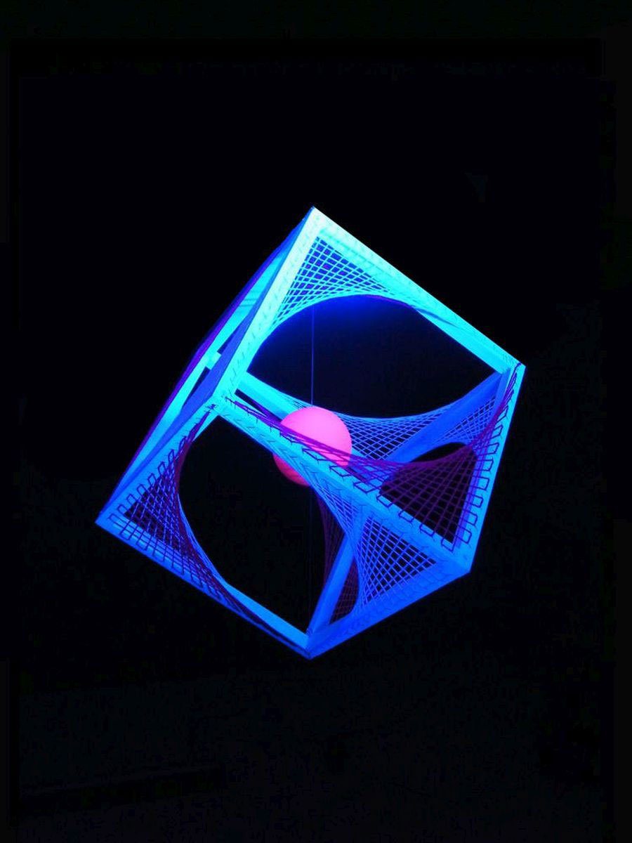 PSYWORK Dekoobjekt Schwarzlicht Schwarzlicht unter UV-aktiv, leuchtet Fadendeko 3D "Pink Universe", StringArt 40cm, Würfel