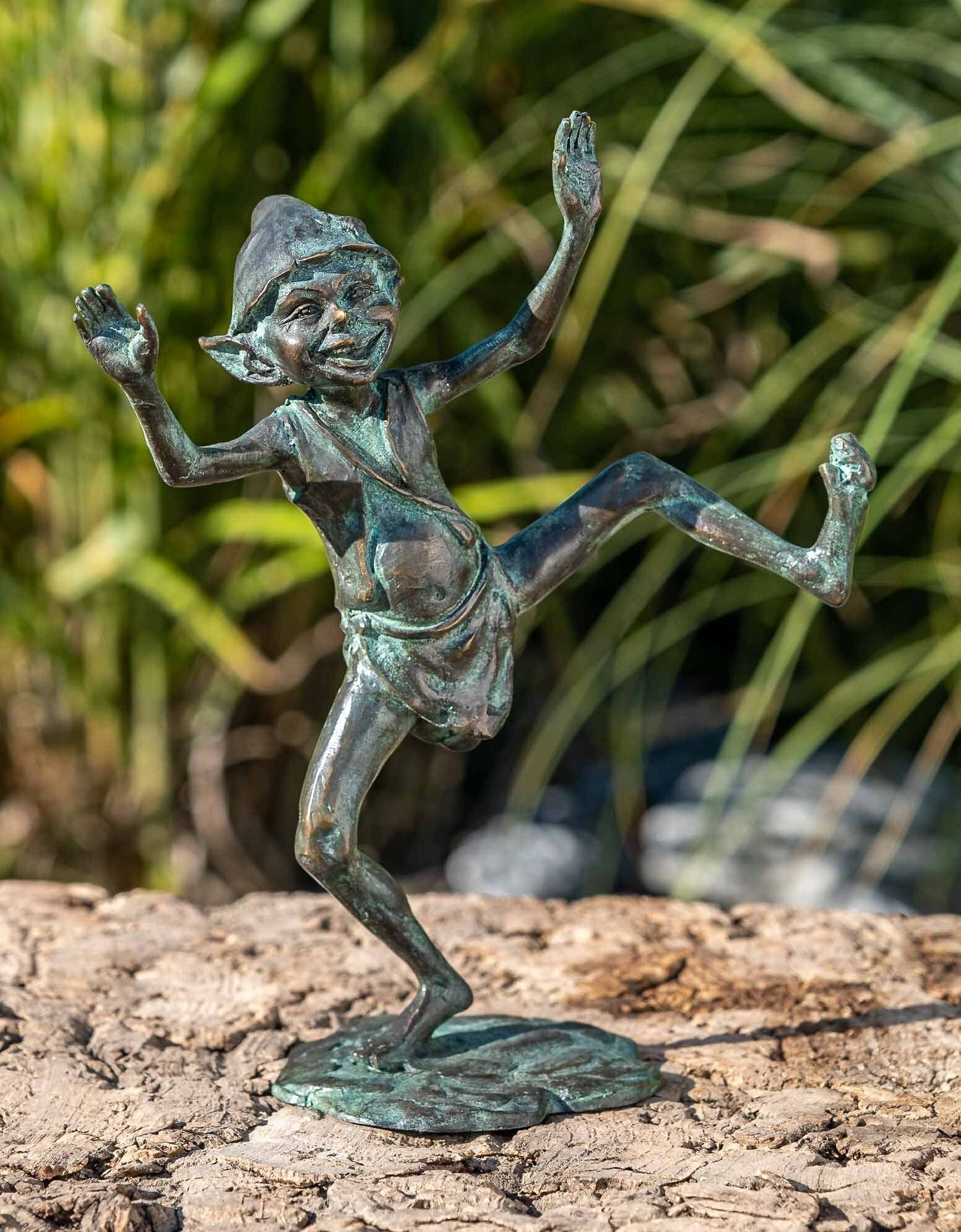 IDYL Dekofigur IDYL Bronze-Skulptur Elf tanzend, Bronze – sehr robust – Langlebig – witterungsbeständig gegen Frost, Regen und UV-Strahlung. Die Modelle werden in Wachsausschmelzverfahren in Bronze gegossen und von Hand patiniert.