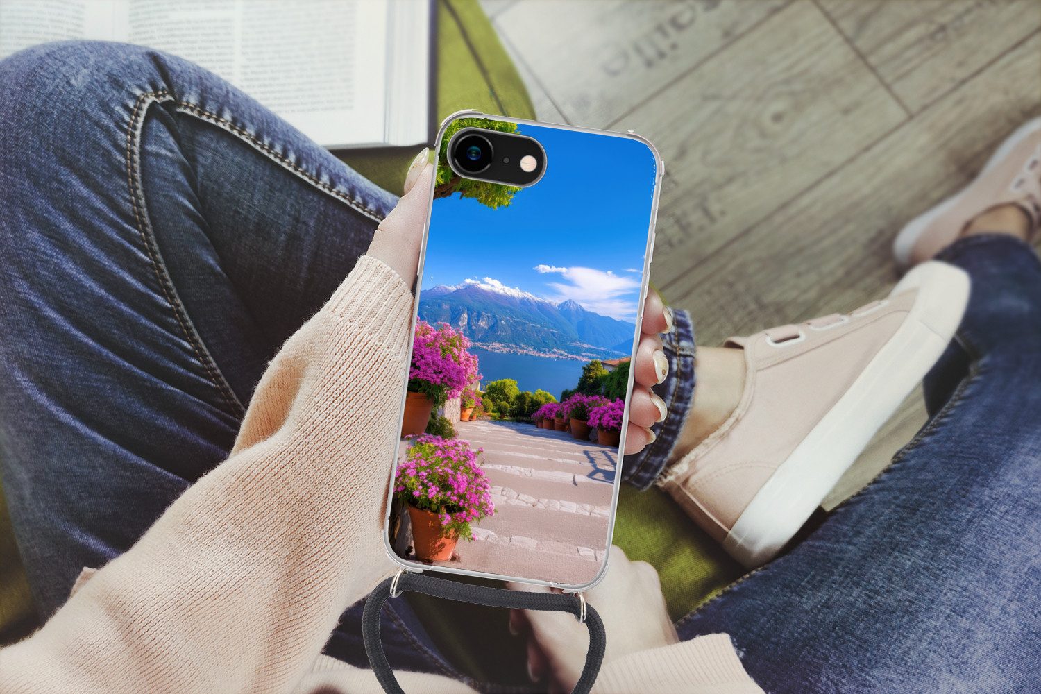 MuchoWow Handyhülle für Apple iPhone 8 Comer See - Italien - Landschaft, Tragbare Handyhüllen mit Kette zum umhängen, Handykette Handyband