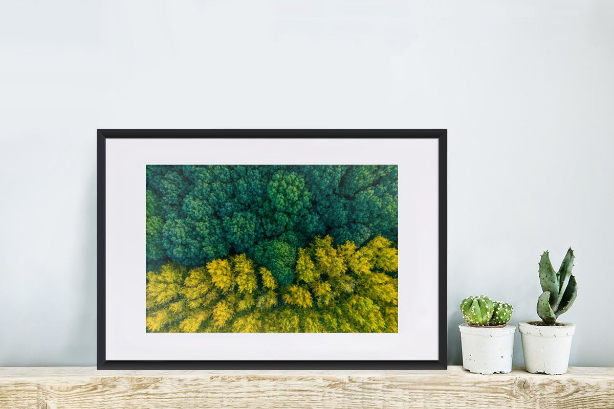 (1 Poster, mit - St), Schwarzem MuchoWow Bilderrahmen Kunstdruck, - Poster Wald Bäume Rahmen, Grün, Gelb - Gerahmtes