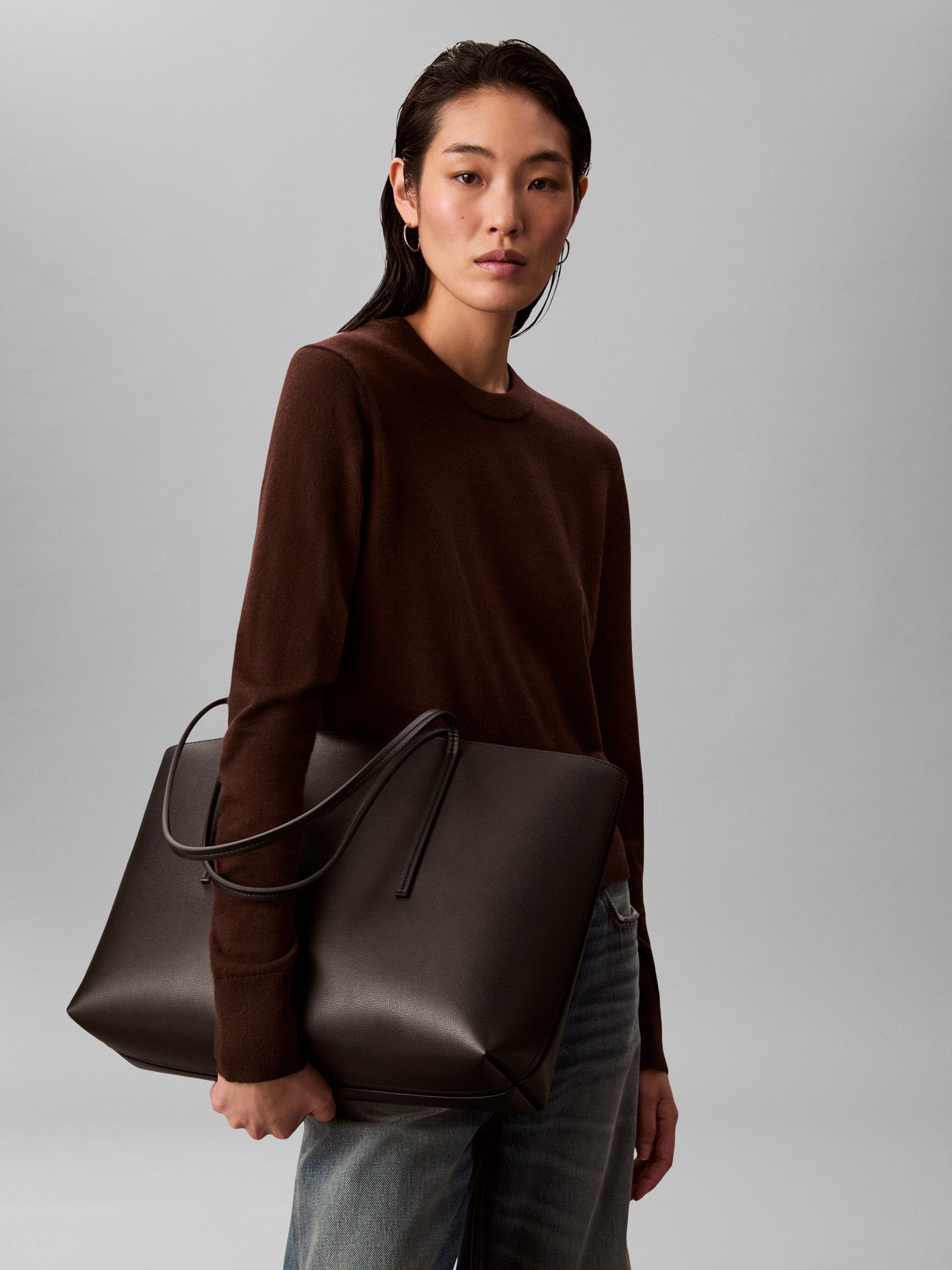 Calvin Klein Henkeltasche FOIL LOGO TOTE W/POUCH (2-tlg), Damen-Schultertasche mit Reißverschluss-Tasche – Bild 2 von 5