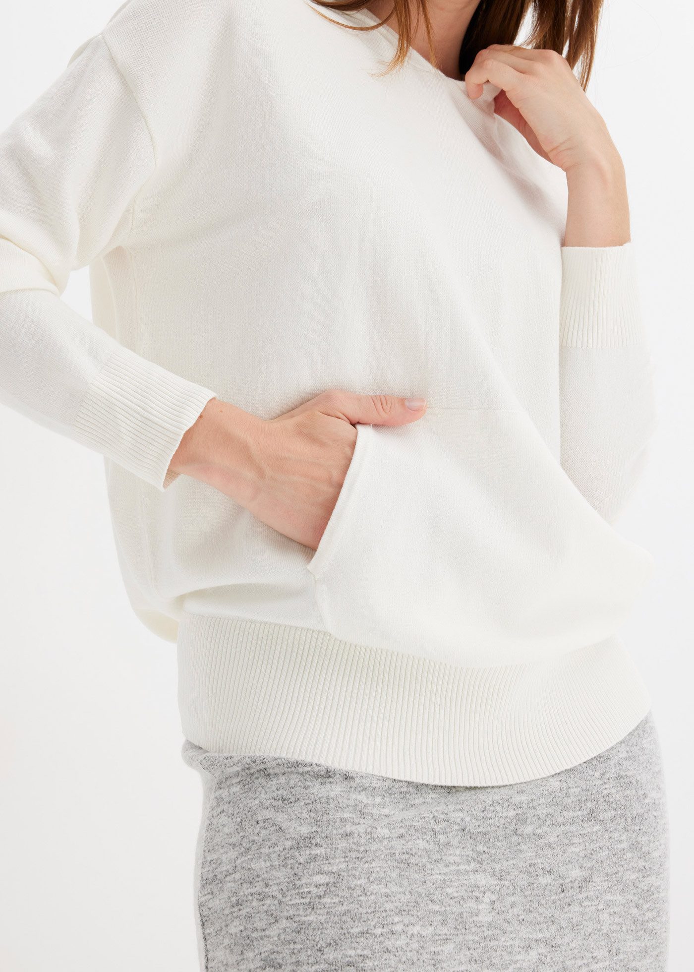 bonprix Strickpullover aus Viskosemischung, mit Kapuze, mit Kängurutasche