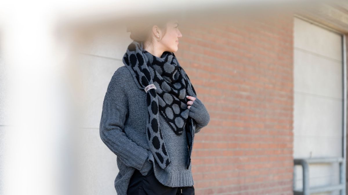 Knit Factory Strickschal Liva Dreiecksschal Schwarz/Anthrazit, (1-St), Schal Halstuch Dreiecksschal Tuch Strickmode