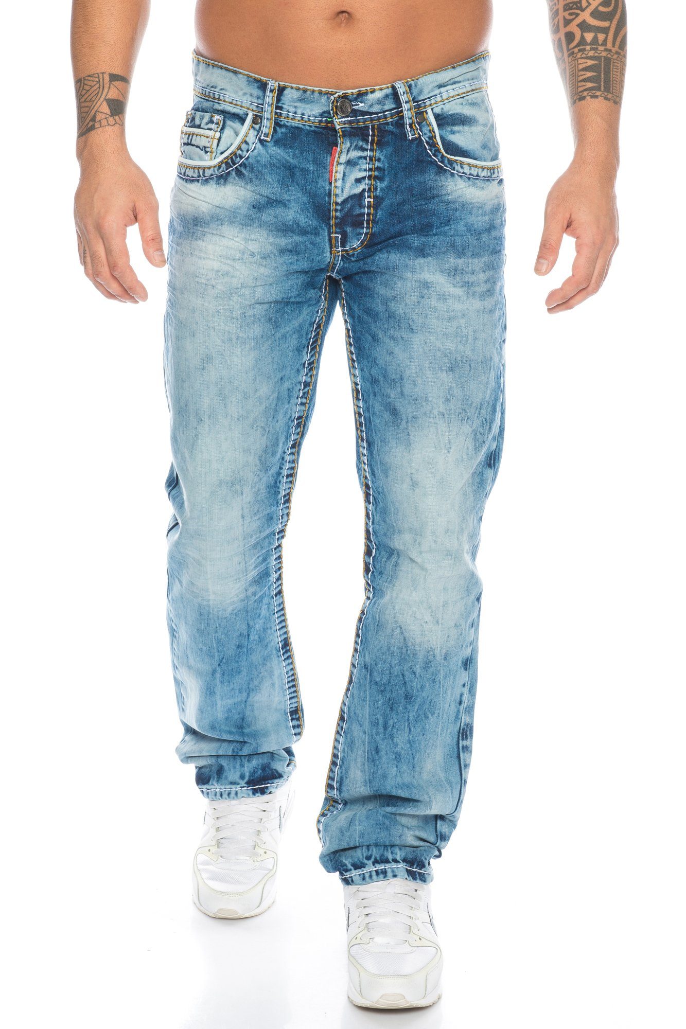 Cipo & Baxx Regular-fit-Jeans Herren Jeans Hose mit ausgefallenem  Kontrastnahtdesign Verschiedene dicke Kontrastnähte und kleine Akzente,  Branding im Stoff und Labelpatch vorne