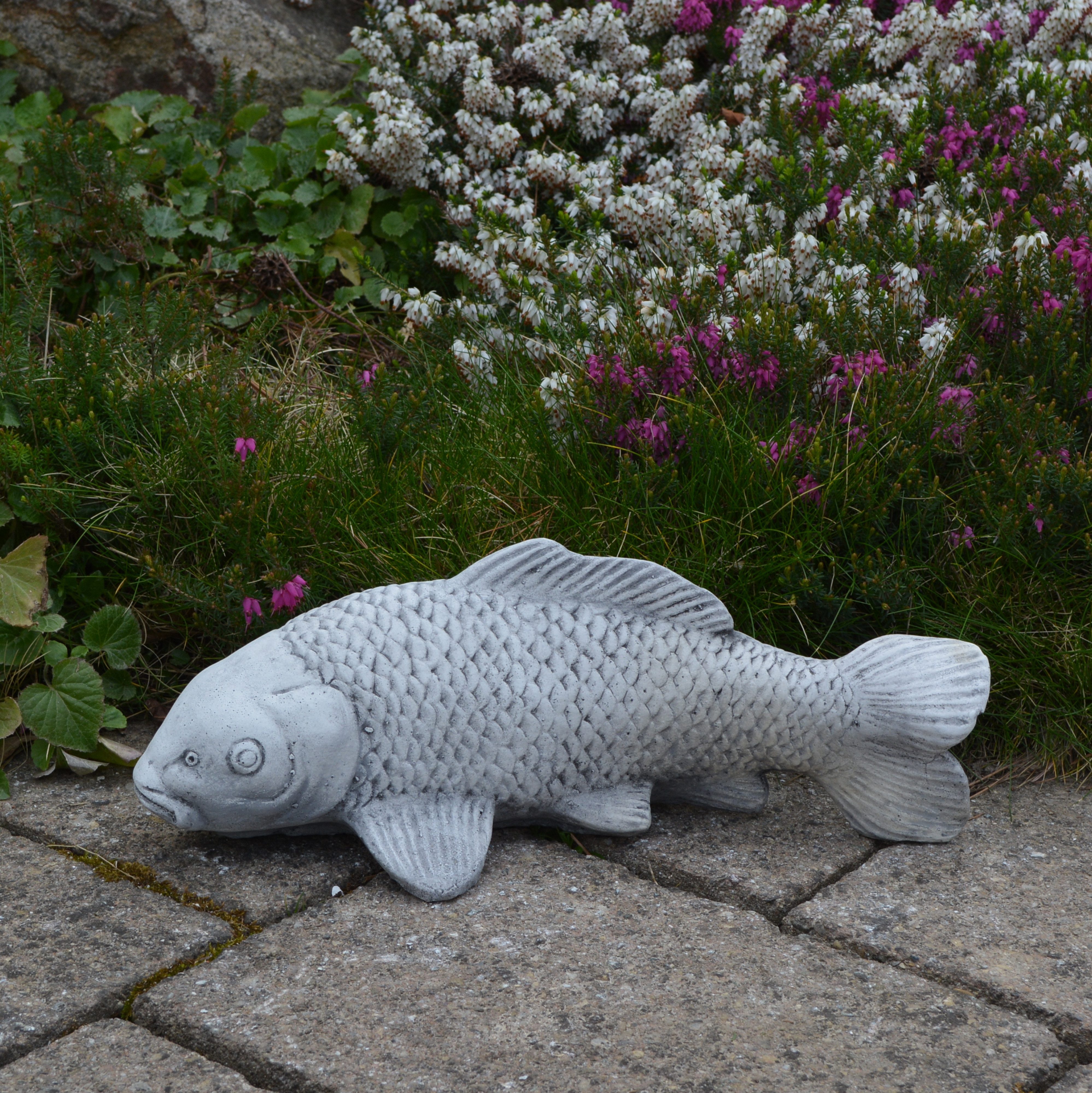 gartendekoparadies.de Gartenfigur Koi-Fisch mit schwarzer Prägung, H. 12 cm, 4 kg, Frostsicher