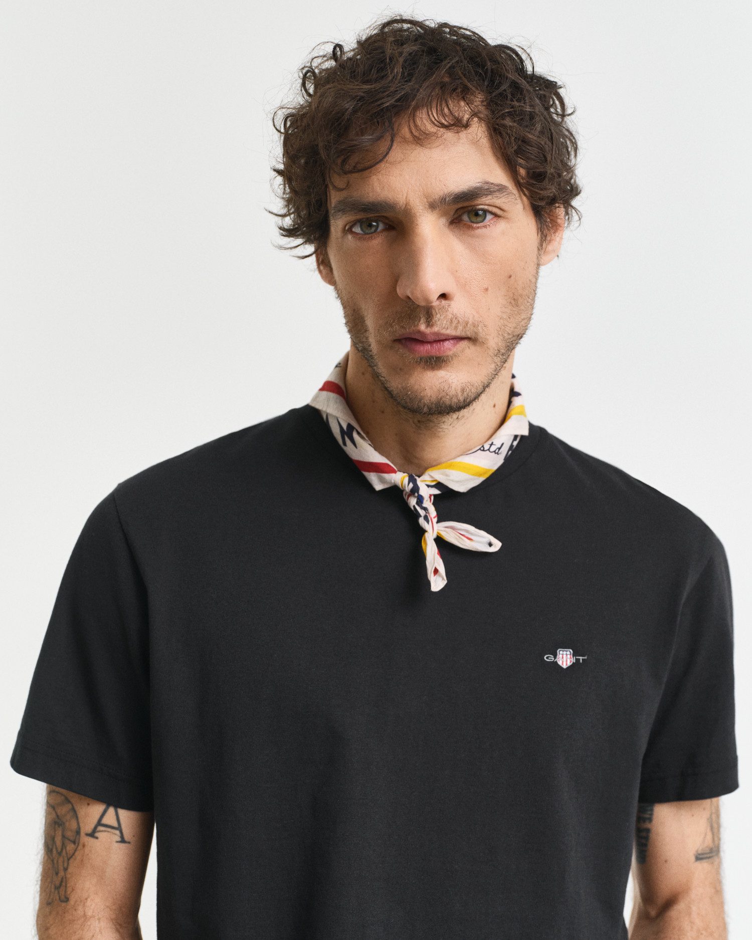 Gant T-Shirt REG SHIELD SS T-SHIRT mit Logostickerei auf der Brust