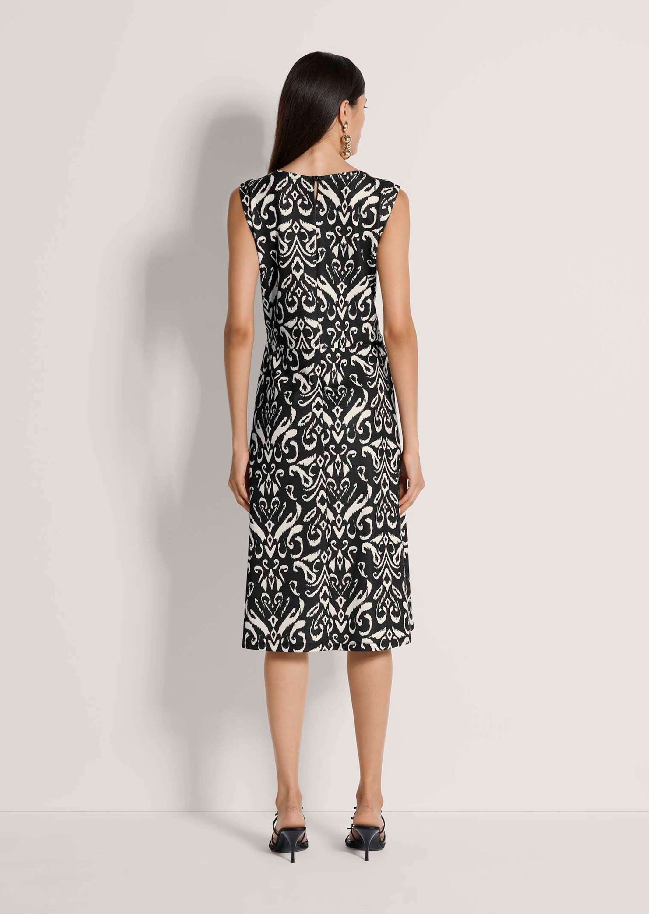 MADELEINE Maxikleid Sommerkleid mit Unikat-Print Viskosekleid mit Rundhals, schwingendem Rock, Knielänge und ohne Arm – Bild 2 von 5