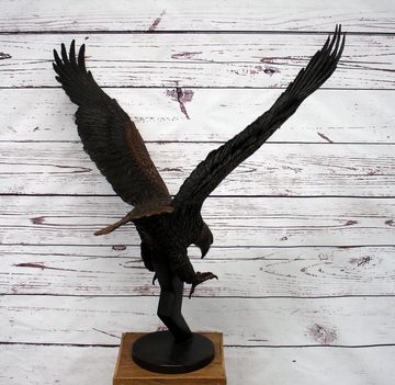 Bronzeskulpturen Skulptur Bronzefigur Adler im Stuzflug Raubvogel