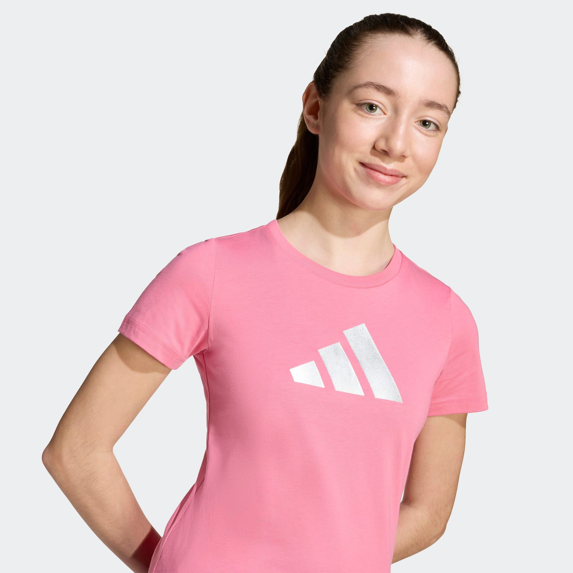 adidas Sportswear T-Shirt EVERYDAY GRAPHIC FÜR KINDER für Kinder und Teens, mit normaler Schnittform, aus Baumwolle