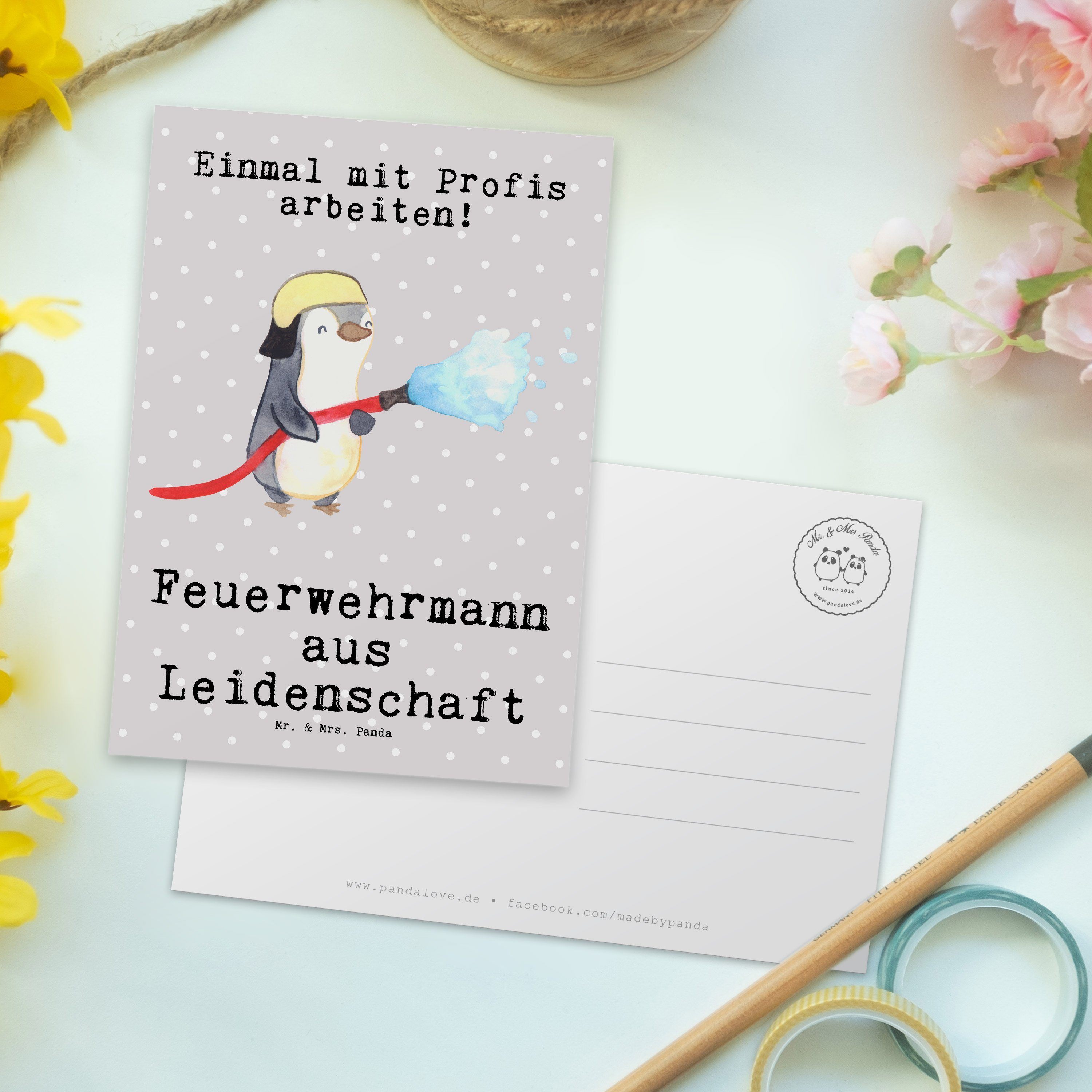 Kollegin, - Leidenschaft Postkarte B Mrs. Pastell Feuerwehrmann Panda - & aus Mr. Geschenk, Grau