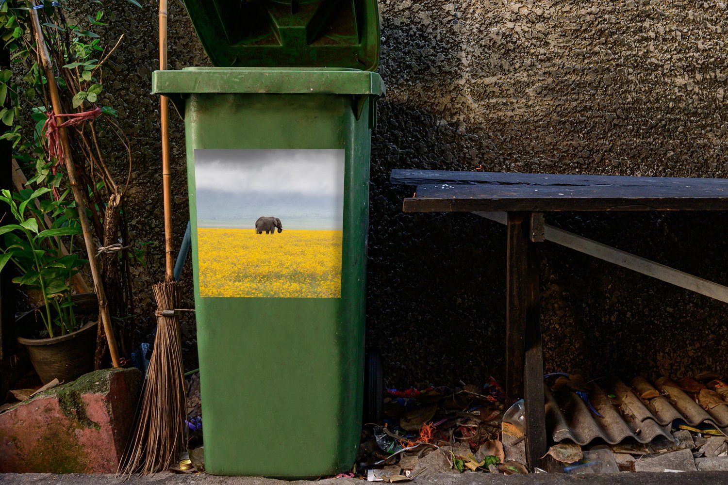 Gelb (1 - Sticker, Natur Elefant - Mülleimer-aufkleber, - - St), Abfalbehälter MuchoWow Blumen Container, Tiere Wandsticker Mülltonne,