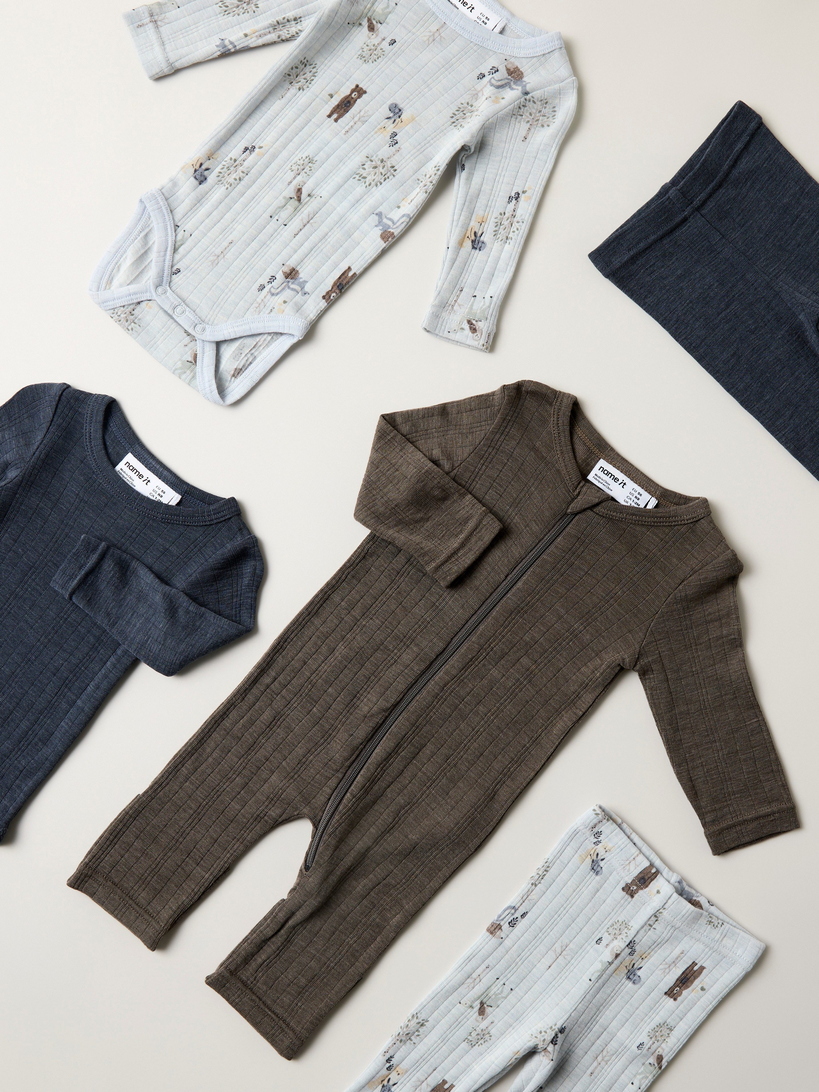 Name It Schlafanzug NBMWANG WOOL NEEDLE NIGHTSUIT SOLID NOOS aus Wolle, Regular Fit, mit Reißverschluss und Kinnschutz, für Babys