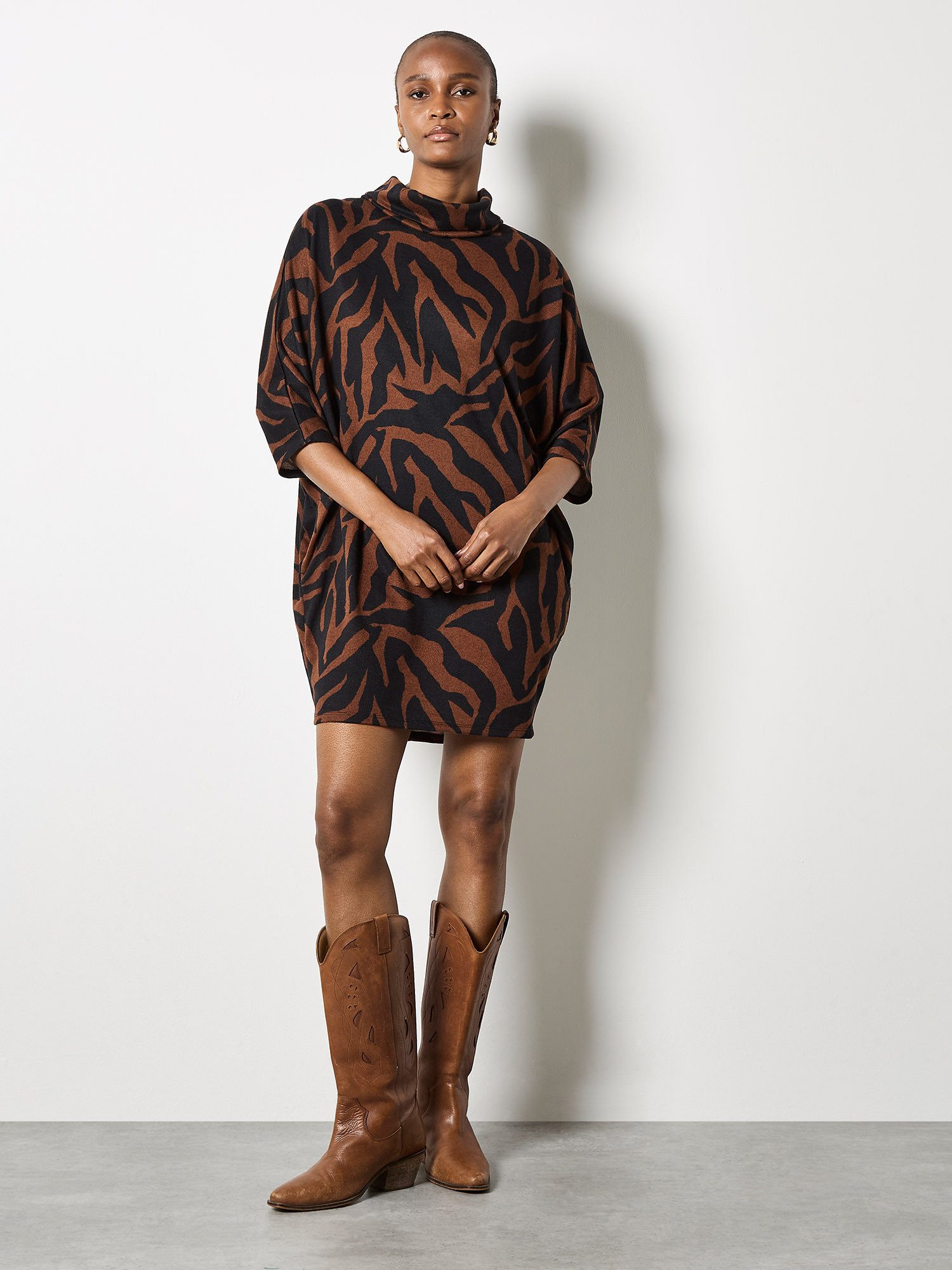 Apricot Strickkleid im Cocoon-Stil mit weitem Rollkragen günstig online kaufen