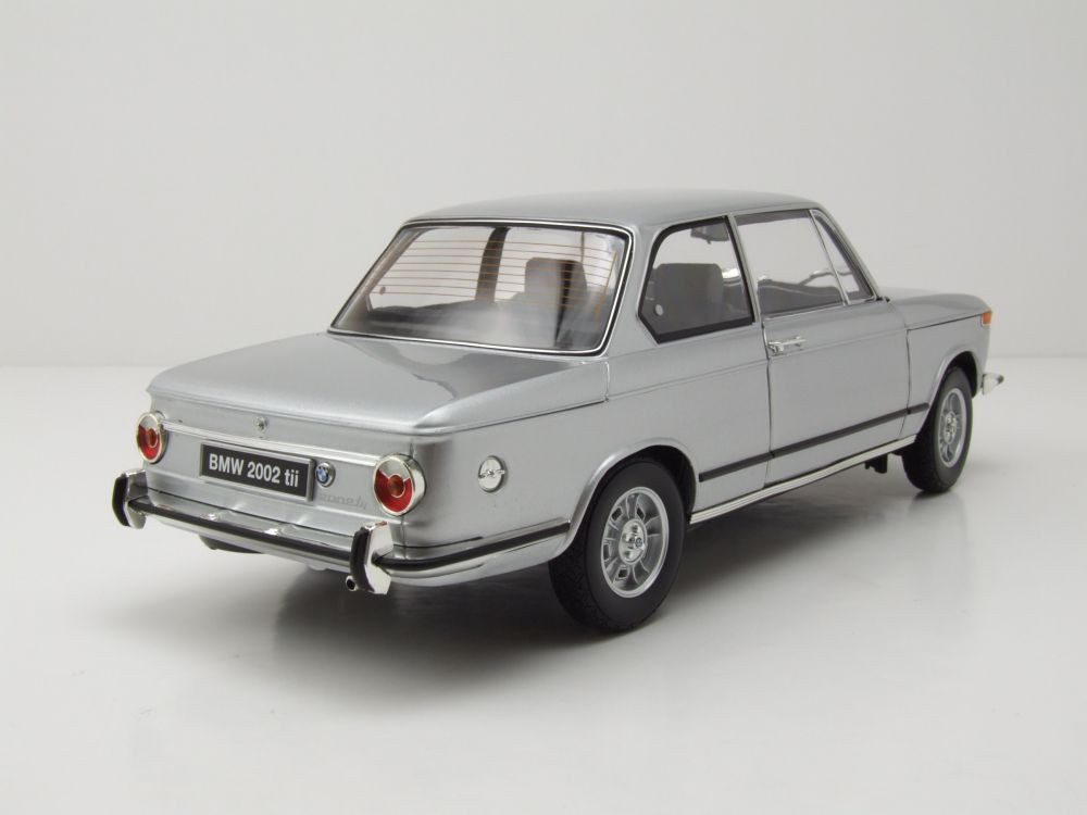 Kyosho Modellauto BMW 2002 Tii 1972 silber, Maßstab 1:18