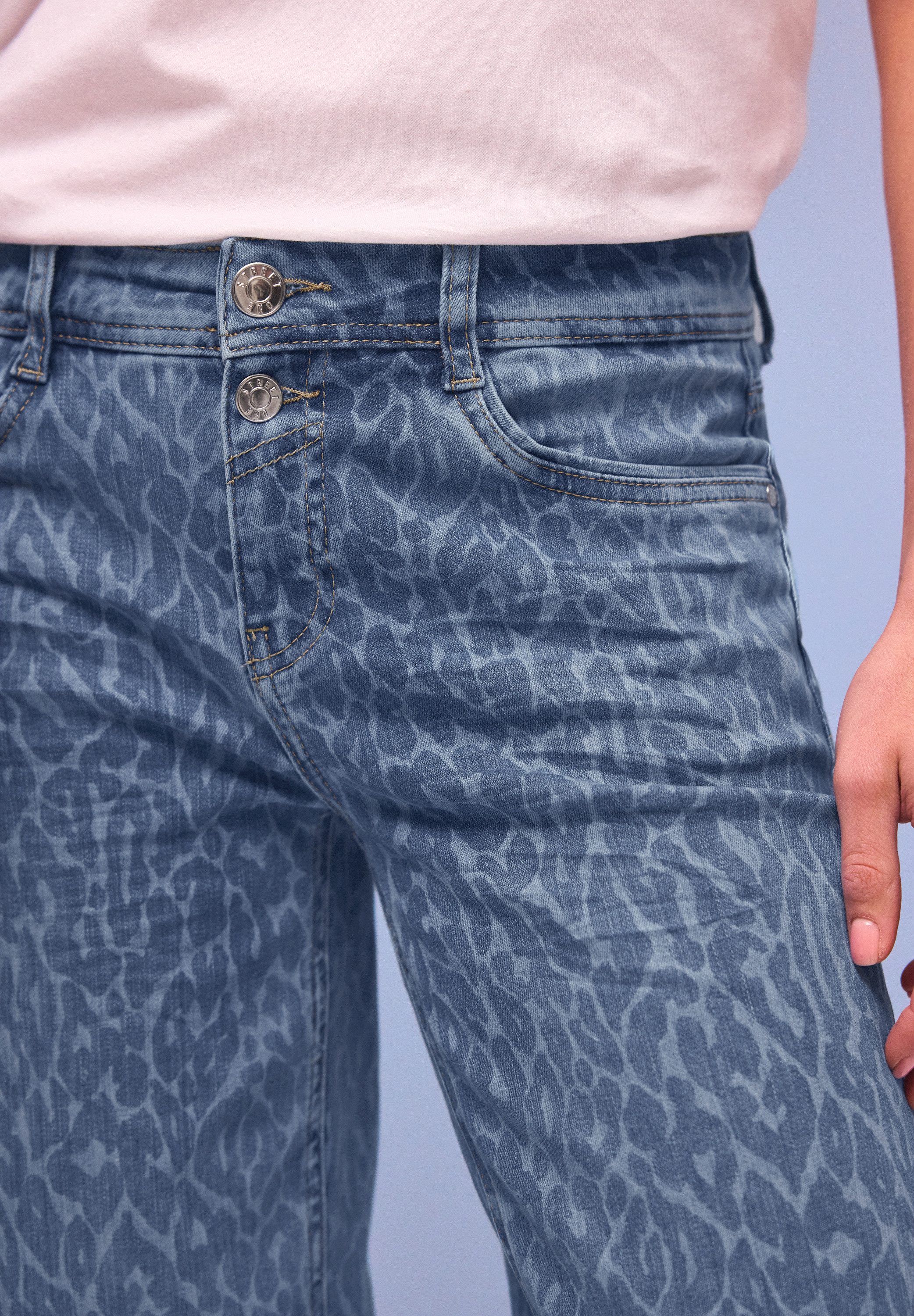STREET ONE Straight-Jeans Style Amalia Straight Leg mit einem gelaserten Leo?Muster
