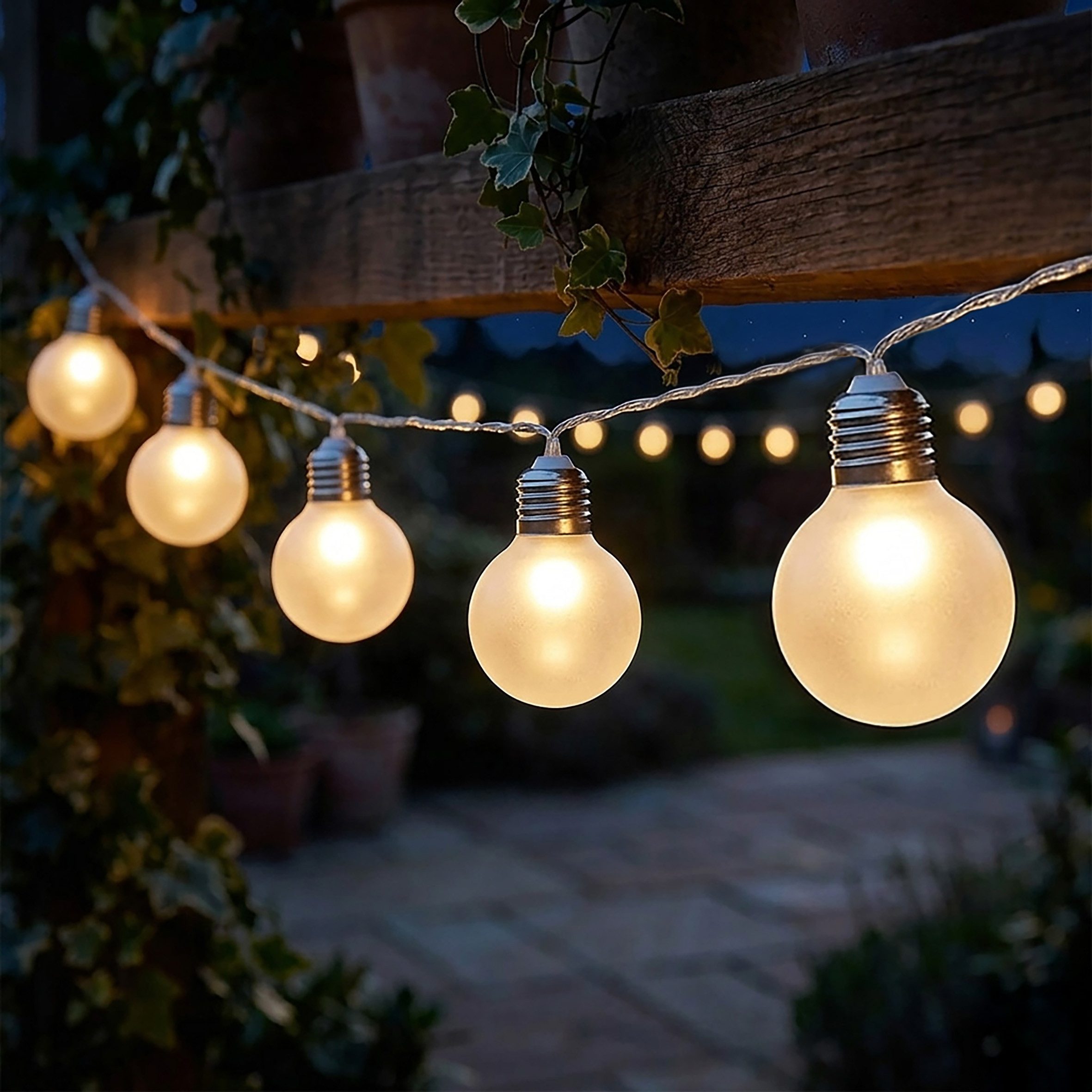 Spetebo LED-Lichterkette Garten Derko Beleuchtung mit 8 kleinen transparenten LED Glühbirnen, 8-flammig, Lichterkette für Außen und Innen batteriebetrieben