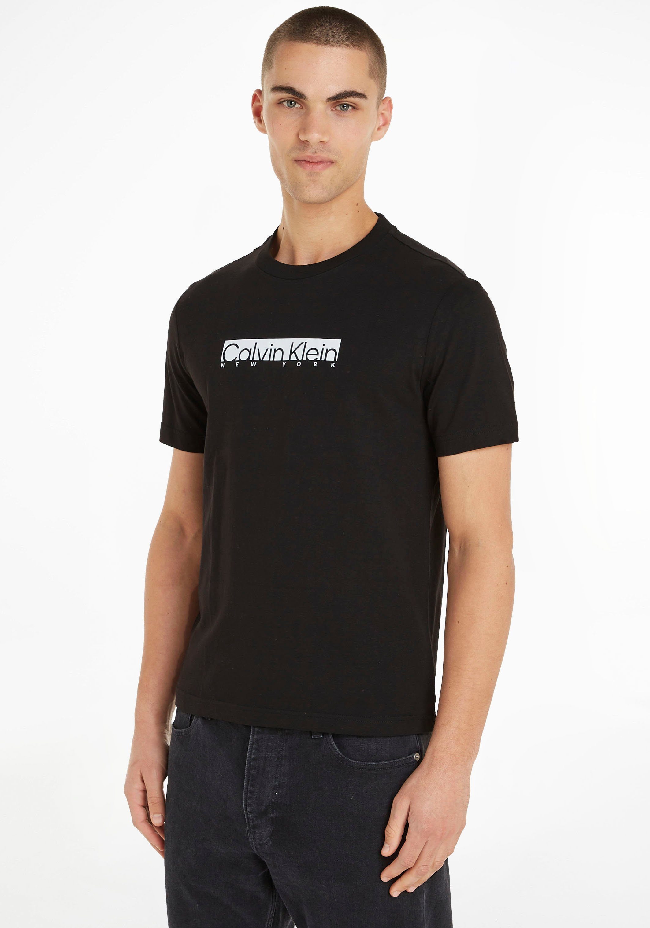 Calvin Klein Kurzarmshirt mit Calvin Klein Logo auf der Brust schwarz
