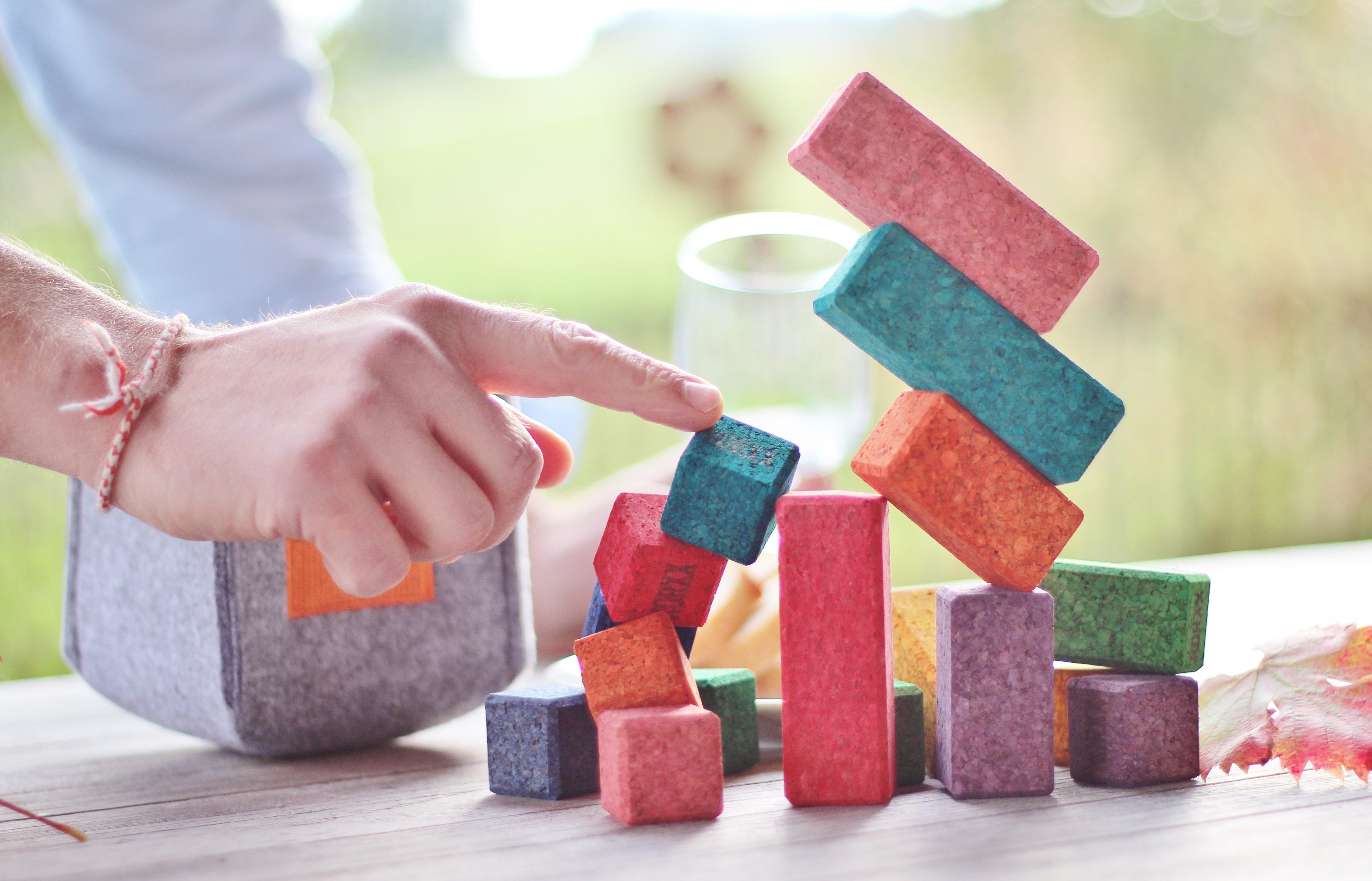 KORXX bunte mini Bauklötze aus Kork mit Filzbox Spielbausteine, (17 mini Bausteine aus Kork farbig für unterwegs, Brickle C mit Mini Filzbox), Bausteine aus Kork zum kreativen spielen für unterwegs