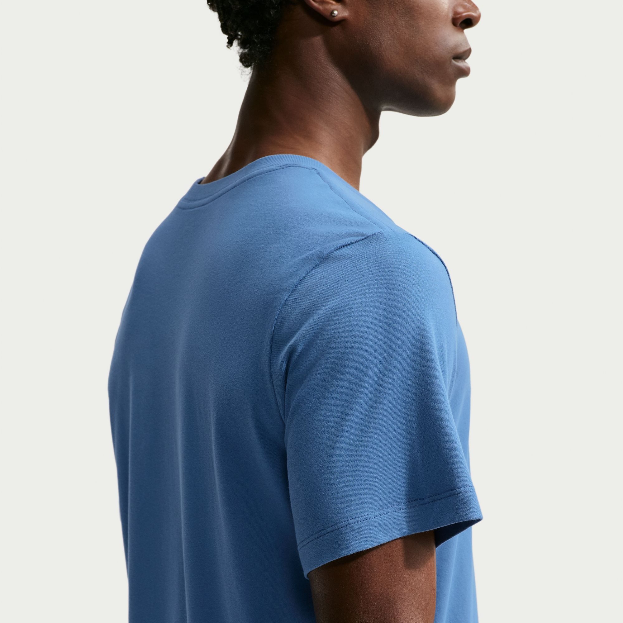 Nike T-Shirt Nike Men's Dri-FIT T-Shirt für Erwachsene, sportlicher Stil, atmungsaktives Material