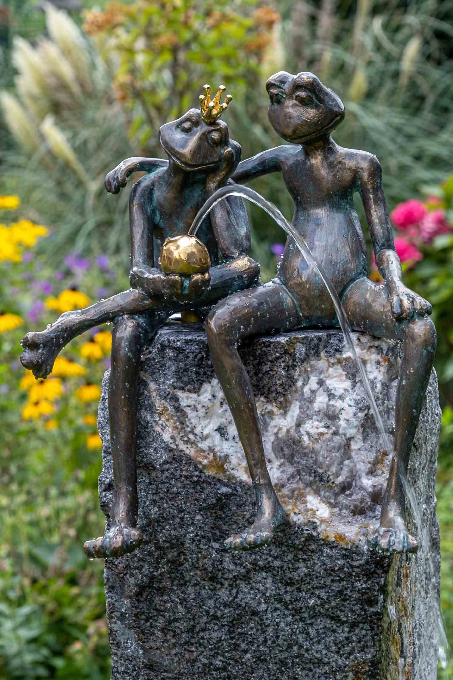 IDYL Rottenecker Froschkönigpaar wasserspeiend, IDYL Gartenfigur Bronze Bronze-Skulptur