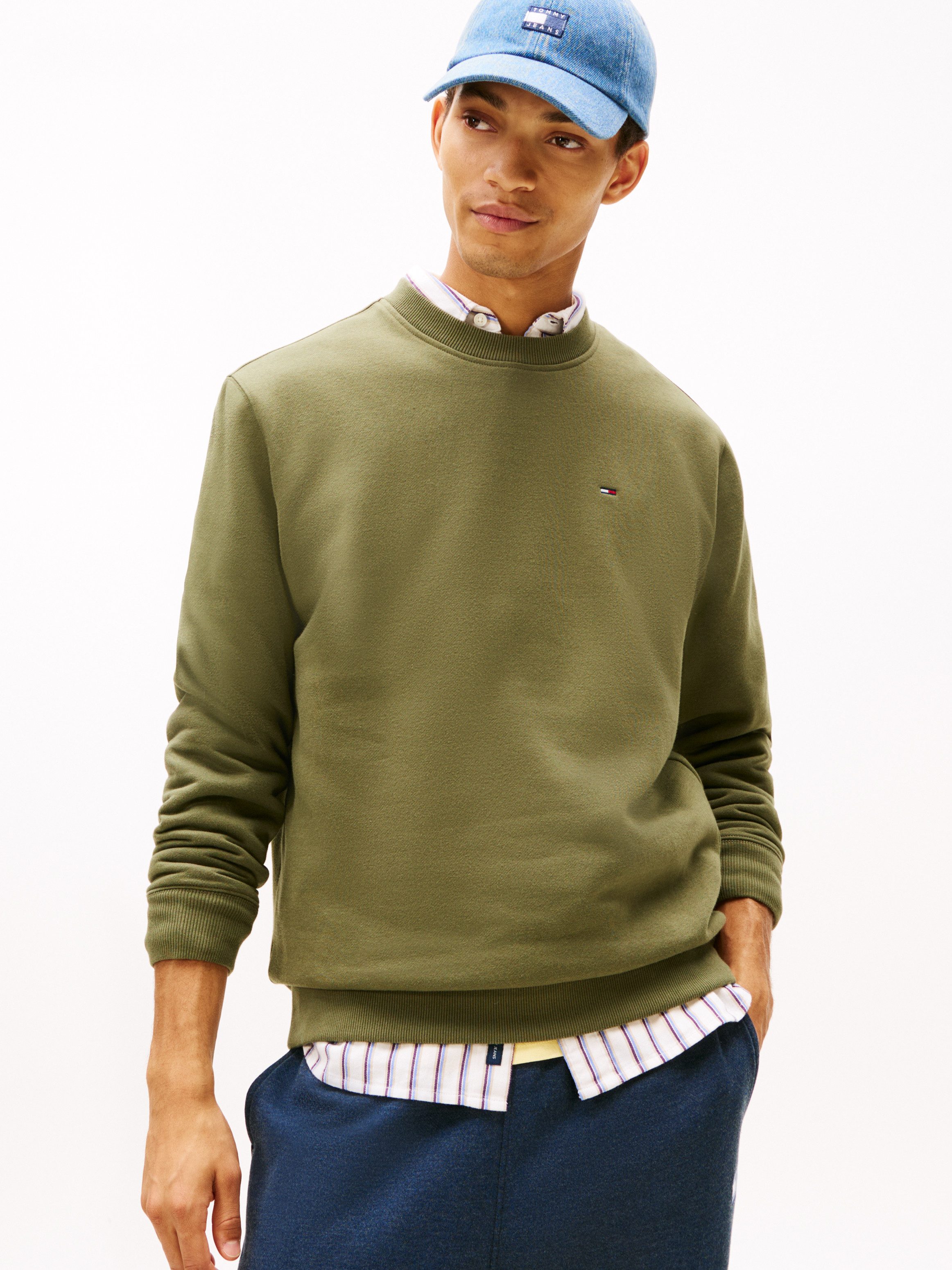 Tommy Jeans Sweatshirt TJM REG S FLAG CREW Mit besticktem Markenlogo auf Brusthöhe