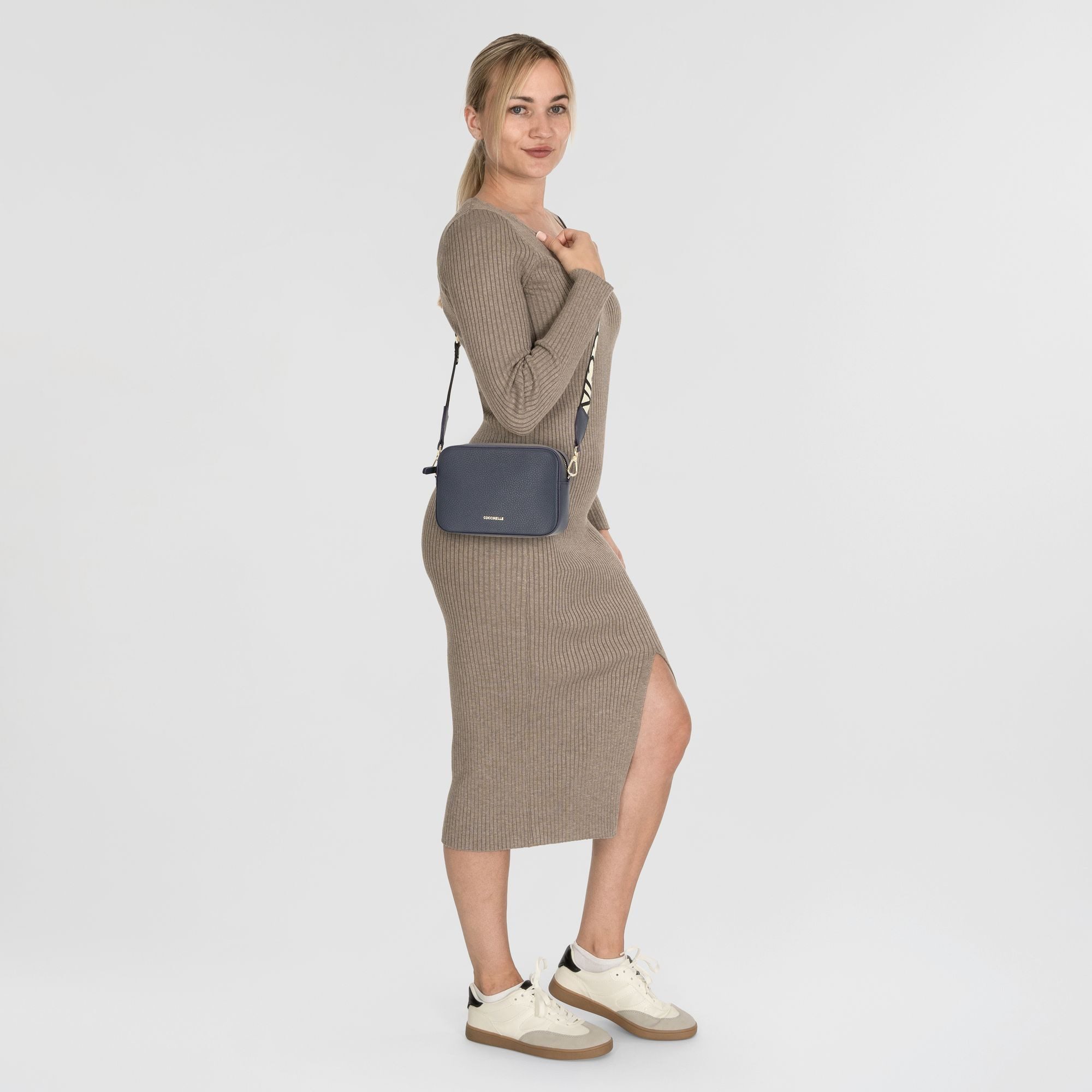 COCCINELLE Umhängetasche Tebe, Leder günstig online kaufen