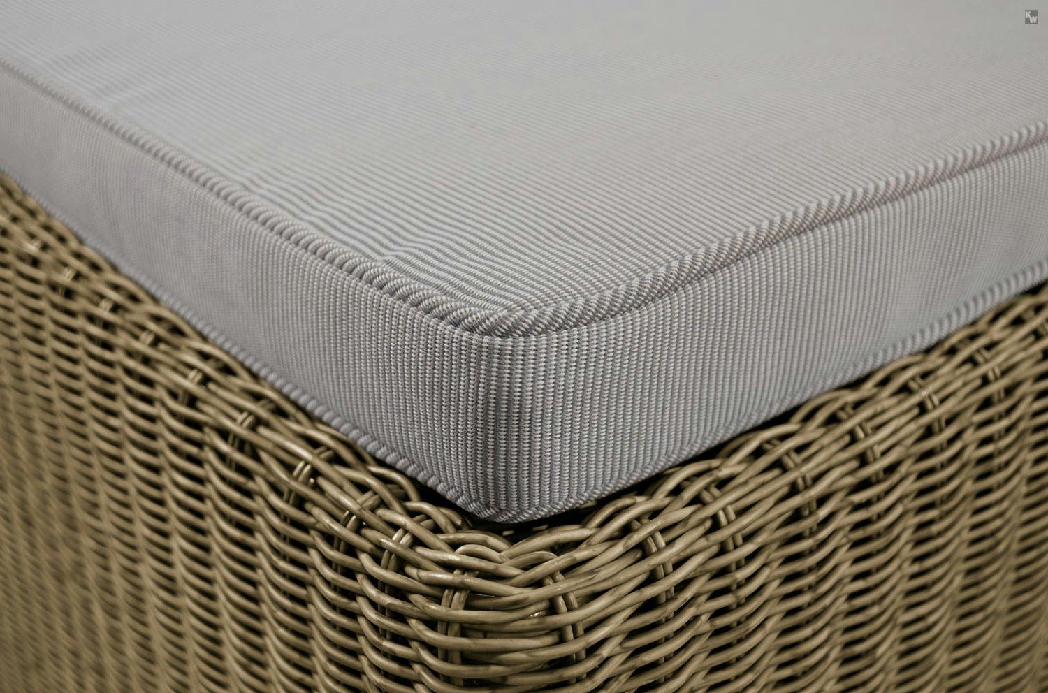 Kai Wiechmann Fußhocker Polyrattan Geflechthocker, wetterfester Fußhocker Rattanoptik, moderner Polyrattan Gartenhocker in Taupe