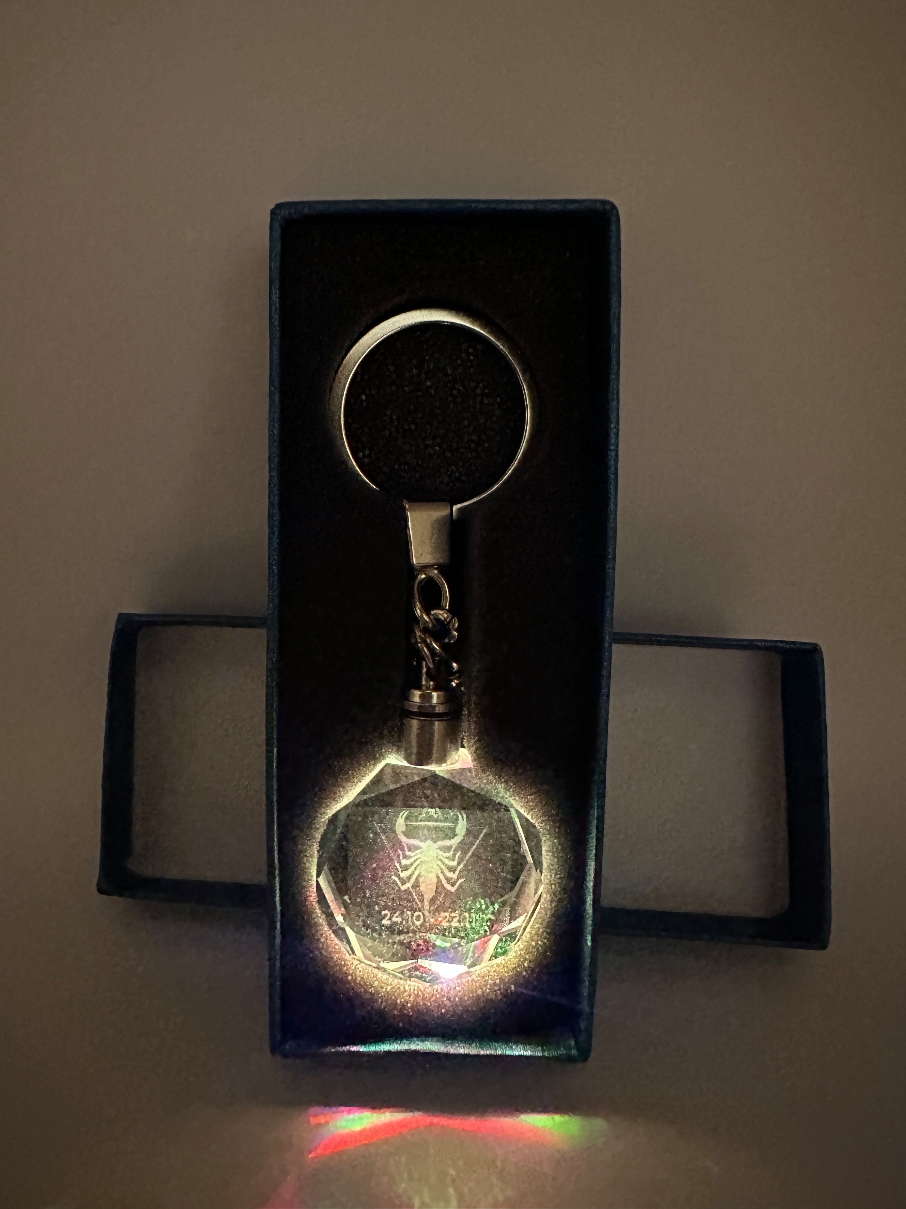 Stelby Schlüsselanhänger Skorpion Sternzeichen Schlüsselanhänger LED Multicolor mit Geschenkbox