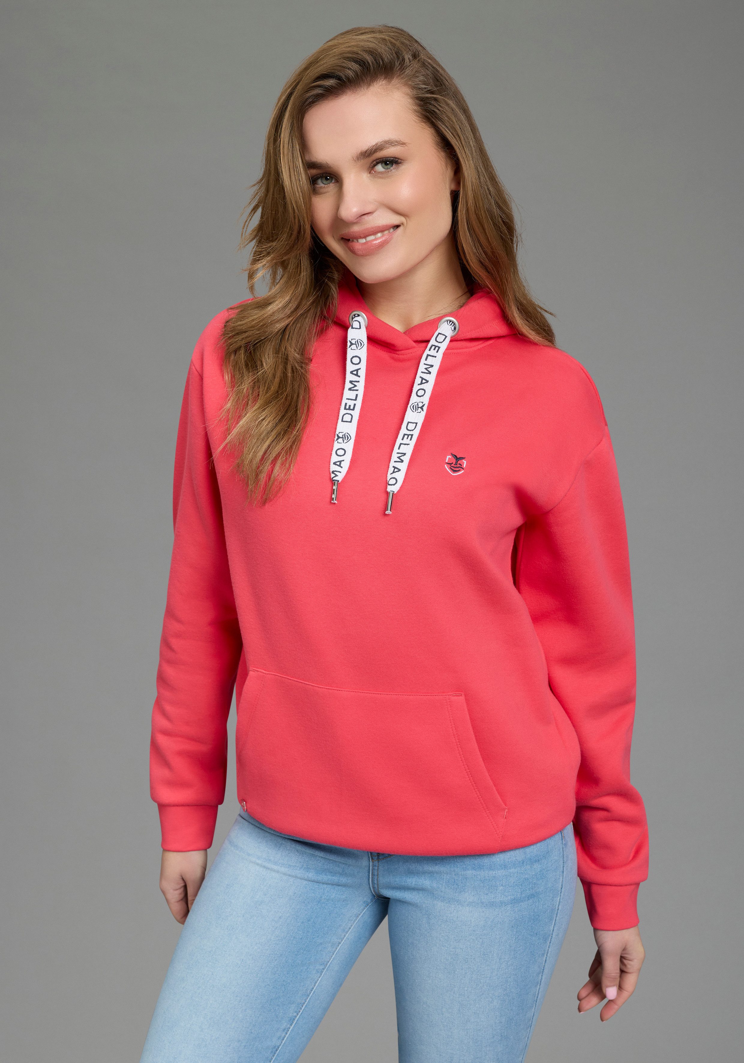 DELMAO Kapuzensweatshirt Weiche Baumwollmischung mit Kängurutasche und bedruckter Kordel. € 39,99, (€ 39,99 pro 1 Stk).