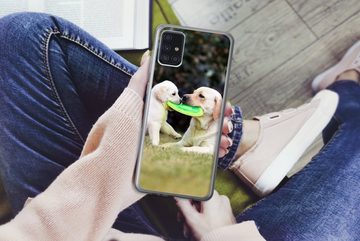 MuchoWow Handyhülle Hund mit seinem Welpen und einem Frisbee, Handyhülle Samsung Galaxy A52 5G, Smartphone-Bumper, Print, Handy