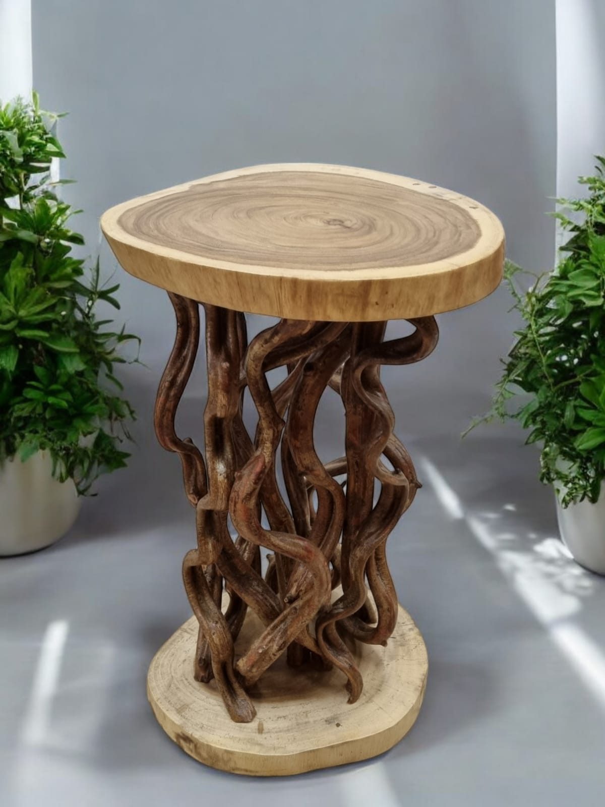 Kinaree Beistelltisch aus Holz OKAWA, handgefertigt in Thailand