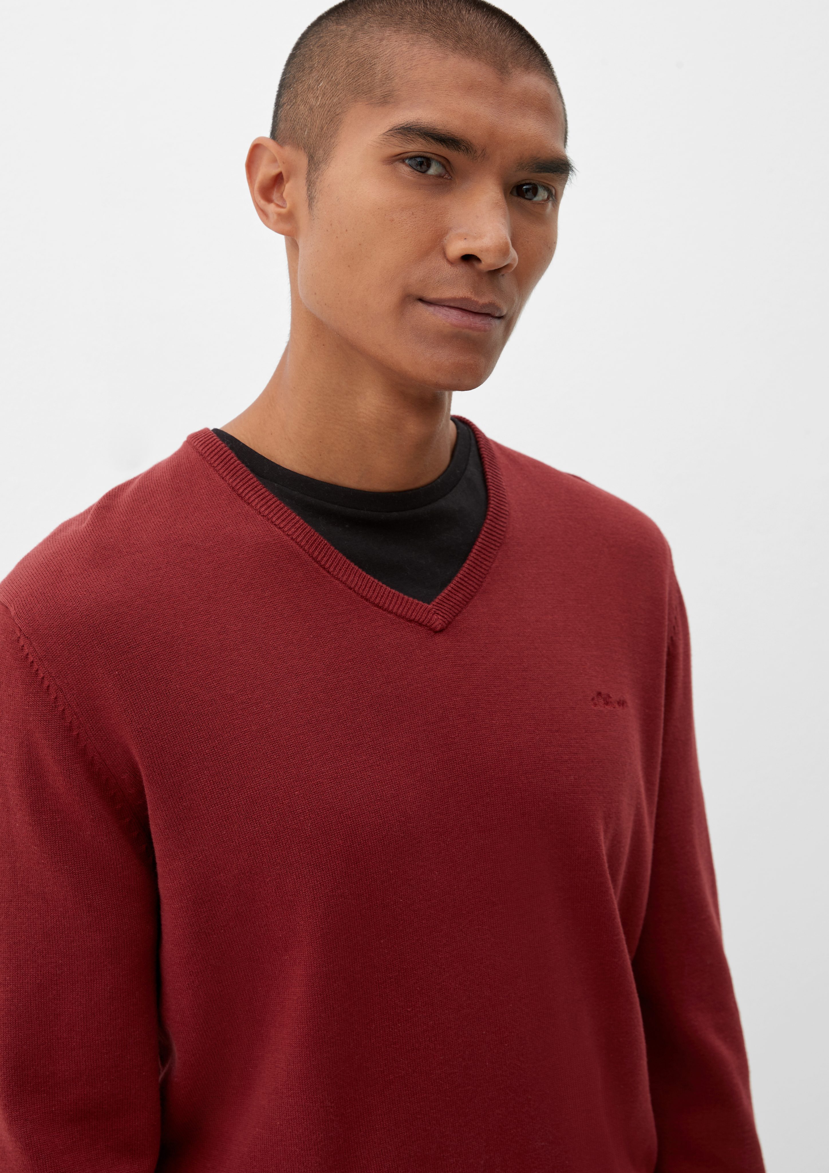 s.Oliver Strickpullover Feinstrickpulli mit V-Ausschnitt Logo günstig online kaufen
