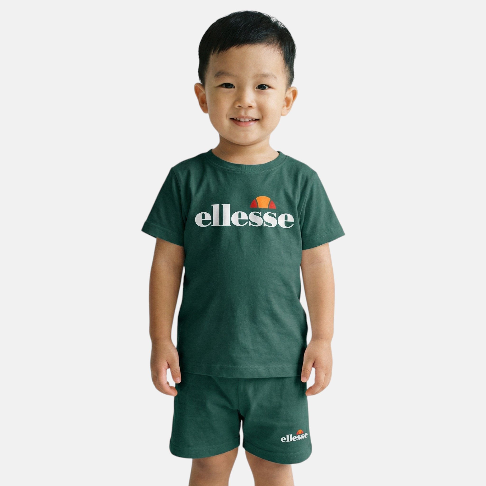 Ellesse Shirt & Hose ellesse Kinder Sportanzug 3-Teiler Set T-Shirts & Shorts 2-14 Jahre (Set, 3 Teile 2 T-Shirts + kurze Hose) Kinder Sportset 2 - 14 Jahre 2 T-Shirts + Shorts Sporthose