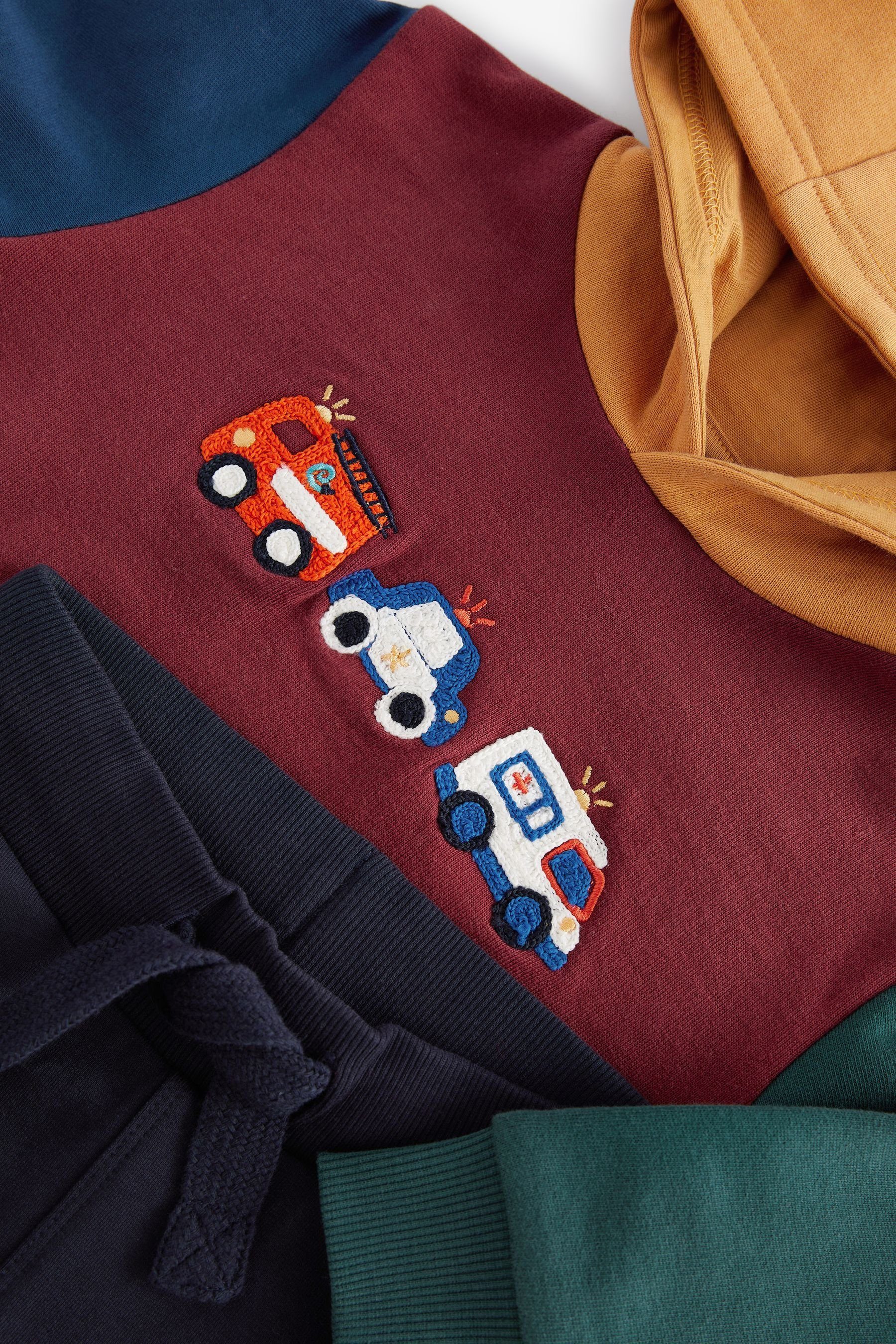 Next Sweatanzug Hoodie mit Set Berry und Red (2-tlg) Crochet Motiv im Vehicles Jogginghose