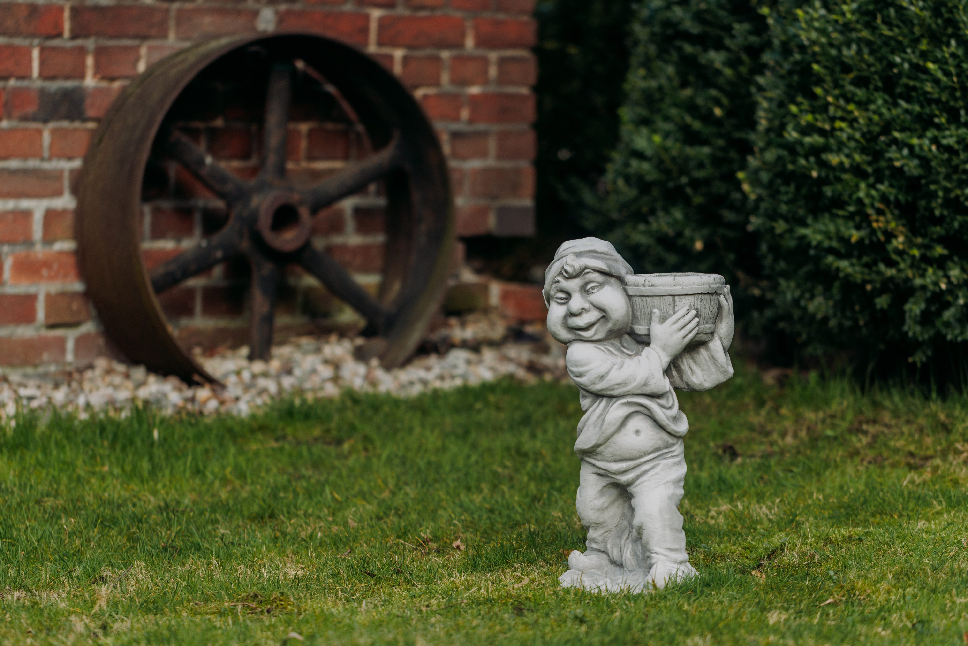 gartendekoparadies.de Gartenfigur Gnom mit Pflanzgefäß, Steinfigur Wichtel, H. 50 cm, 19 kg, Frostsicher