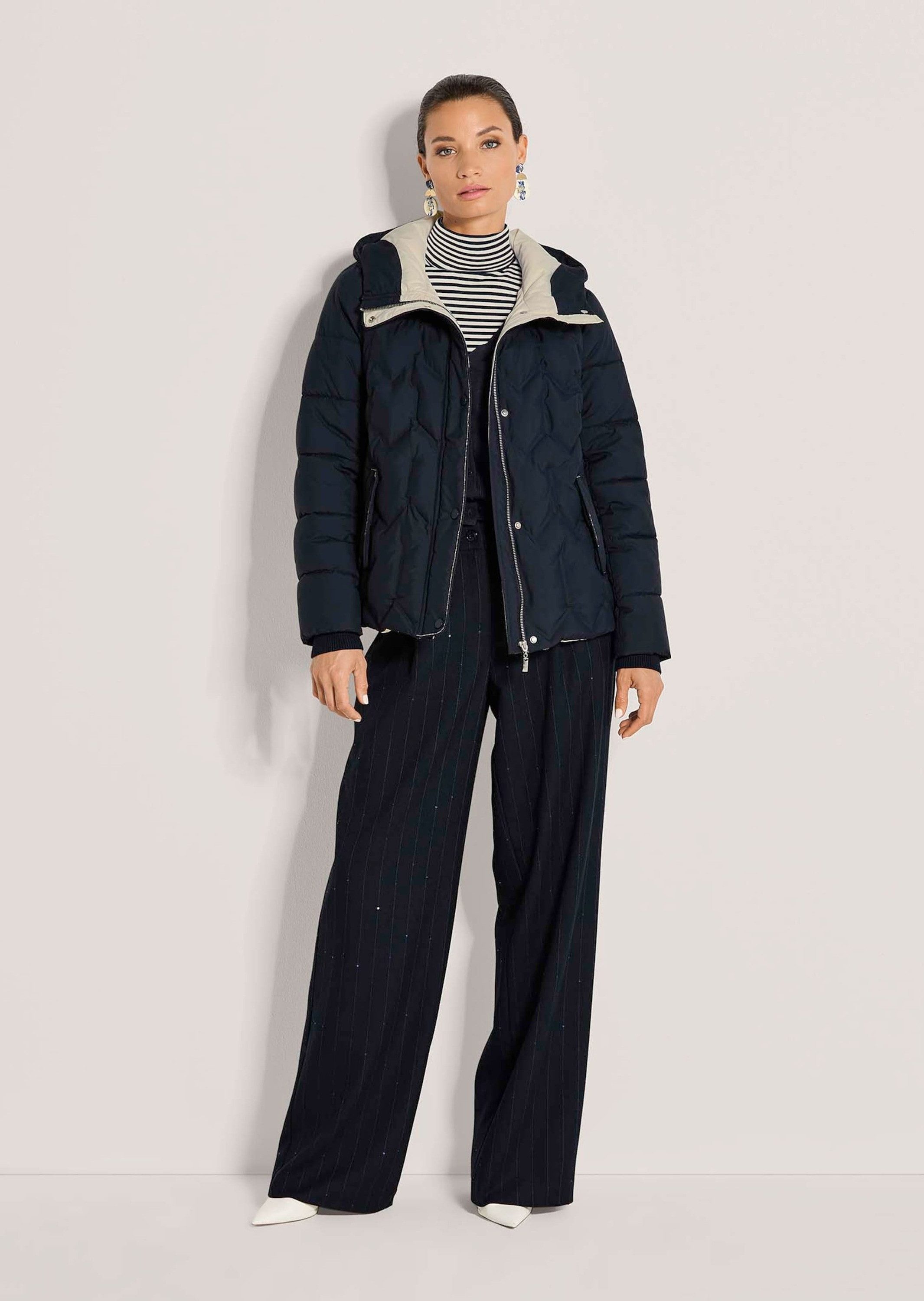 MADELEINE Steppjacke Steppjacke mit Zierkette & Kapuze Reißverschluss, zusätzliche Druckknöpfe & Einschubtaschen