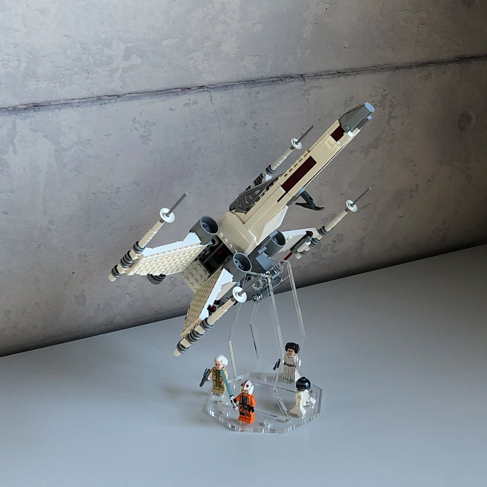 AREA17 Standfuß Acryl Display Stand für LEGO 75301 Luke Skywalker's X-Wing Fighter - 3 Größen wählbar - Acryl Standfuß - Ausstellungsständer verschiedene Winkel und Positionen einstellbar., Passend für alle LEGO 75301 und alle Modelle bei denen an der Unterseite Platz für eine der mitgelieferten Noppenplatten ist.