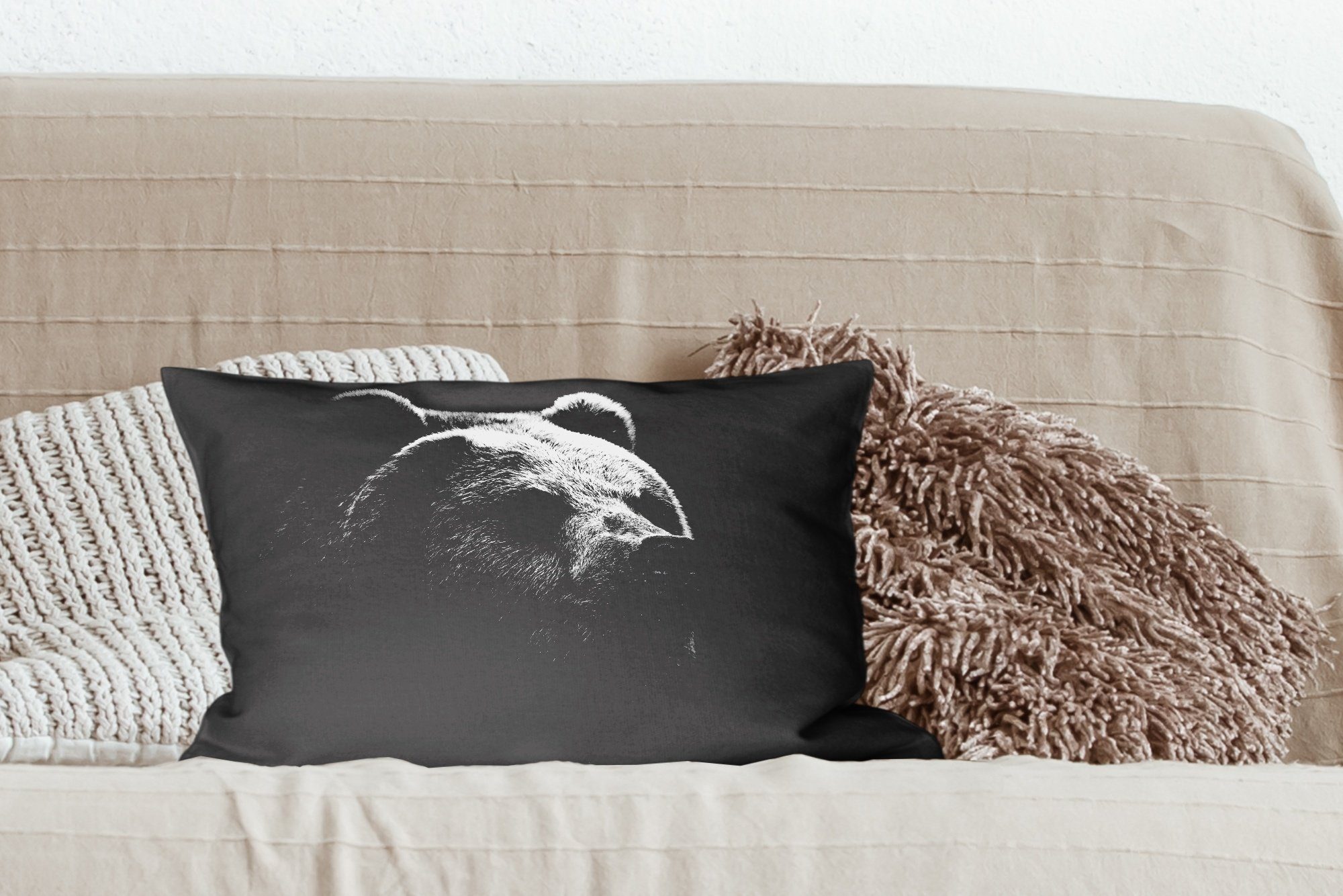 Wohzimmer und Schlafzimmer Kamtschatka-Bär auf mit MuchoWow in Dekokissen schwarz Hintergrund Füllung, Dekokissen Dekoration, weiß, Zierkissen, schwarzem