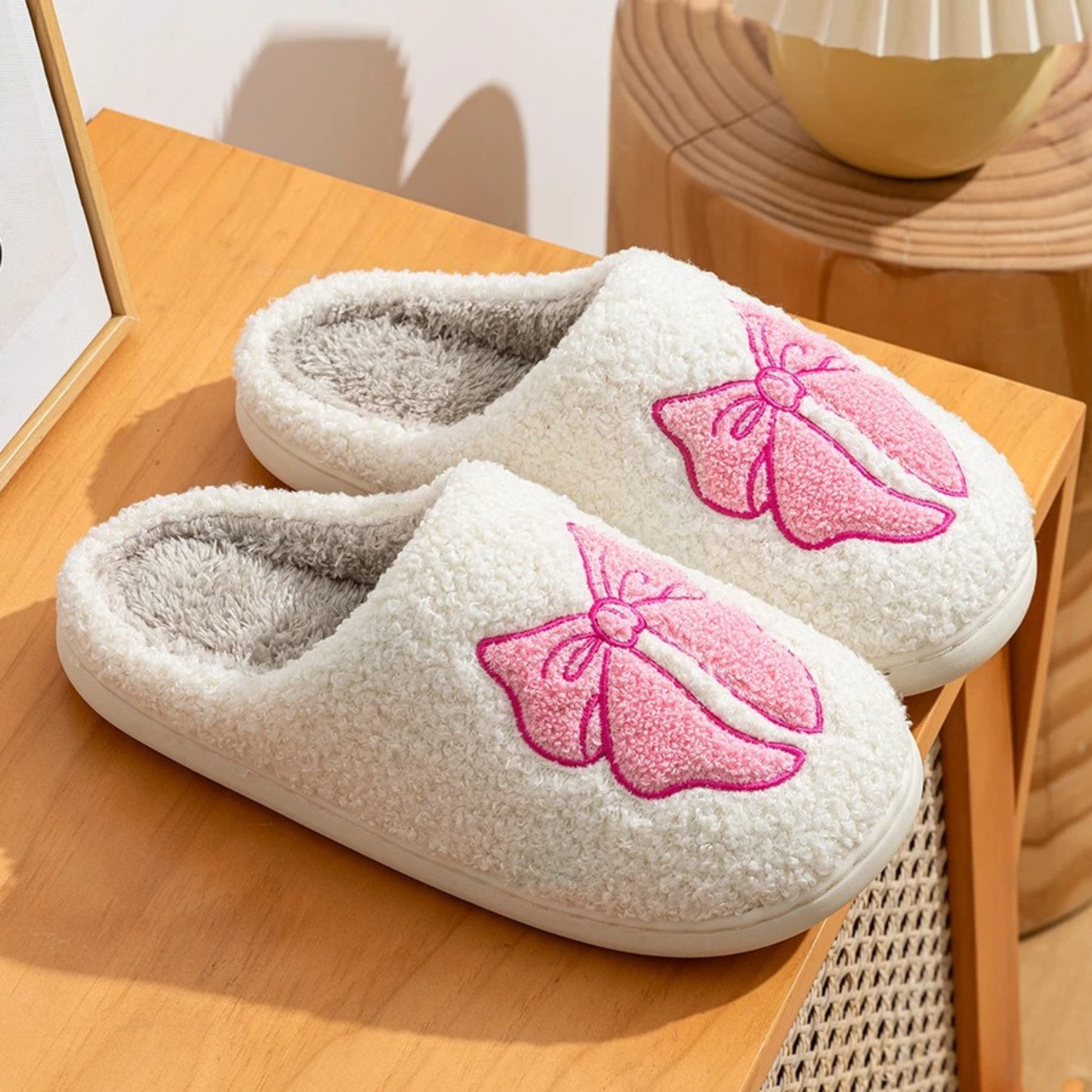NEXORA Kuschelige Damen-Hausschuhe mit Schleife – Weich, Warm & Bequem Plüsch Hausschuhe kuschelige Slipper Damen mit Schleife – Bild 4 von 5