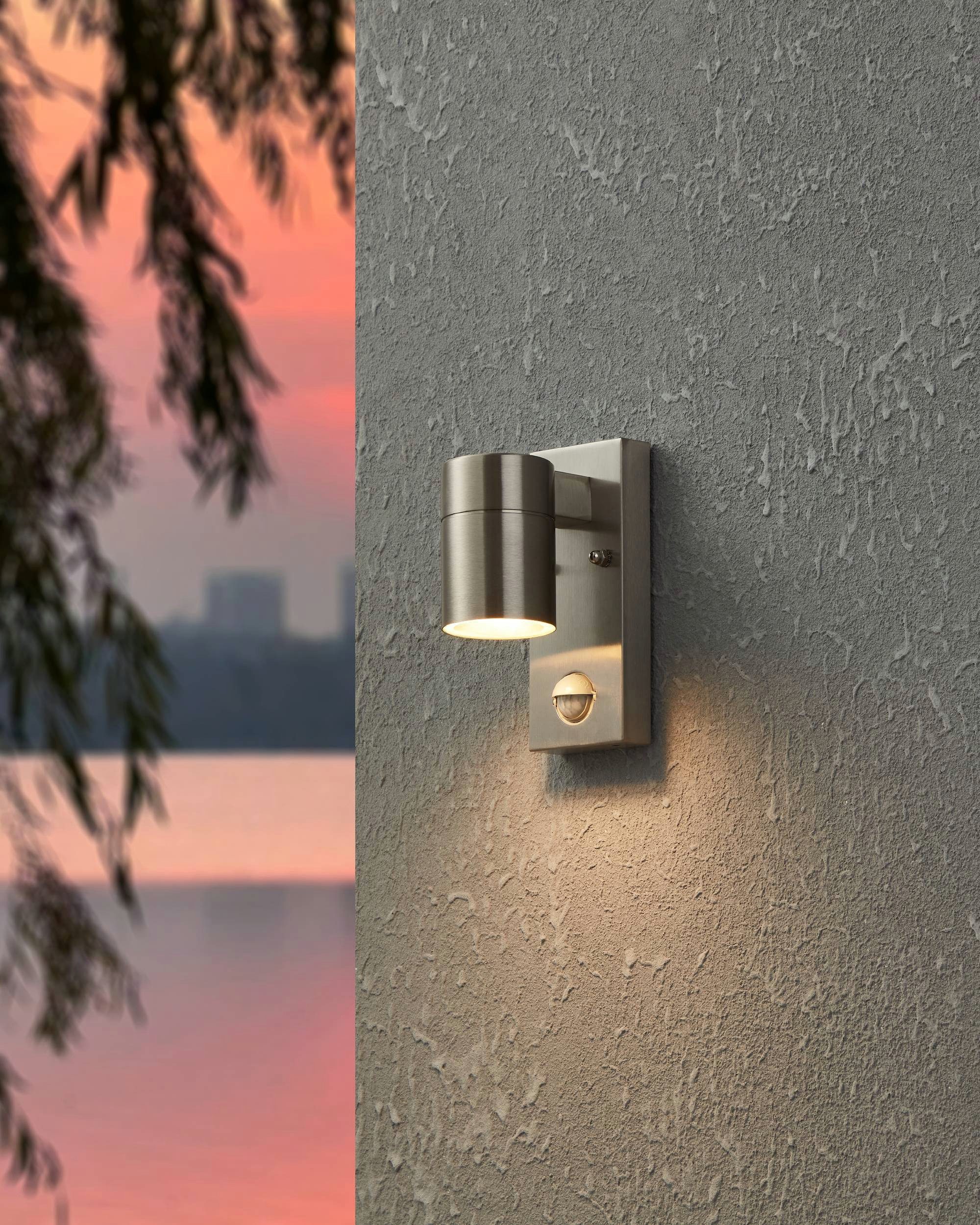 EGLO Wandleuchte Riga 5 Außen-Wandlampe, Außenleuchte, Deckenleuchte, GU10, IP44, Lampe, Bewegungsmelder, LED fest integriert, Wand-/Deckenleuchte - L6,5 x H16,5 x AL11cm - edelstahl - 1X2,8W inkl.
