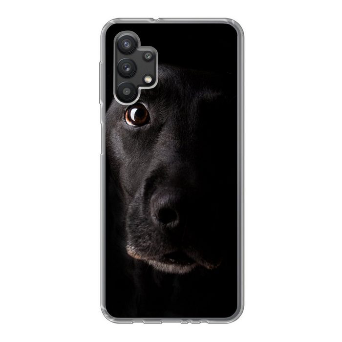 MuchoWow Handyhülle Ein schwarzer Labrador Retriever auf schwarzem Hintergrund Handyhülle Samsung Galaxy A32 5G Smartphone-Bumper Print Handy