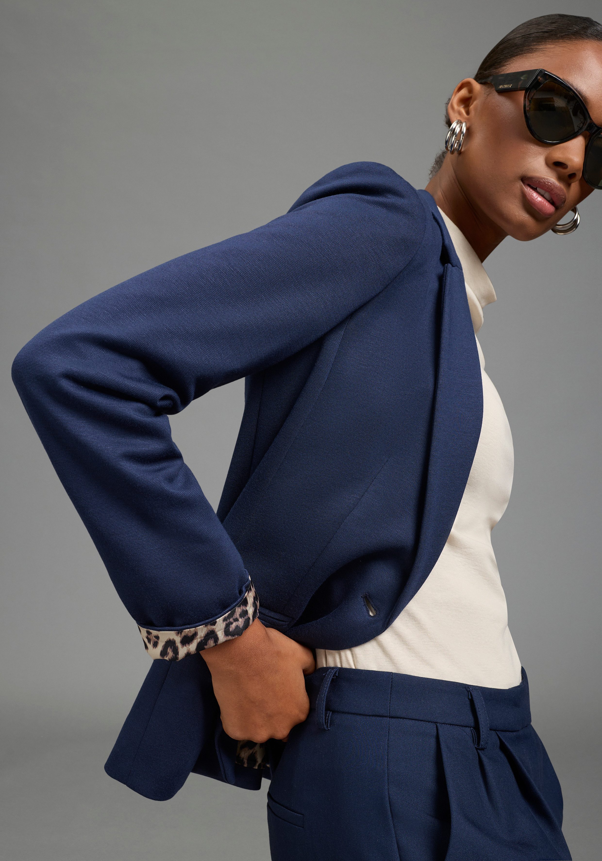 Bruno Banani Kurzblazer hüftlange Schnittform, figurbetonte Passform, mit Markenlabel. € 99,99, (€ 99,99 pro 1 Stk).