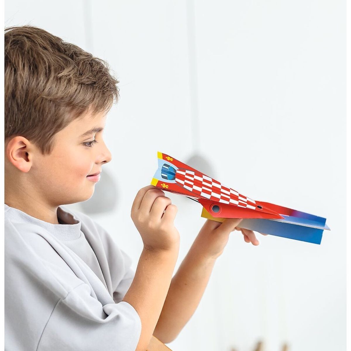 Moses. Verlag Kreativset Papierflieger-Bastelkoffer mit Startrampe & Stickern, 32 Teile