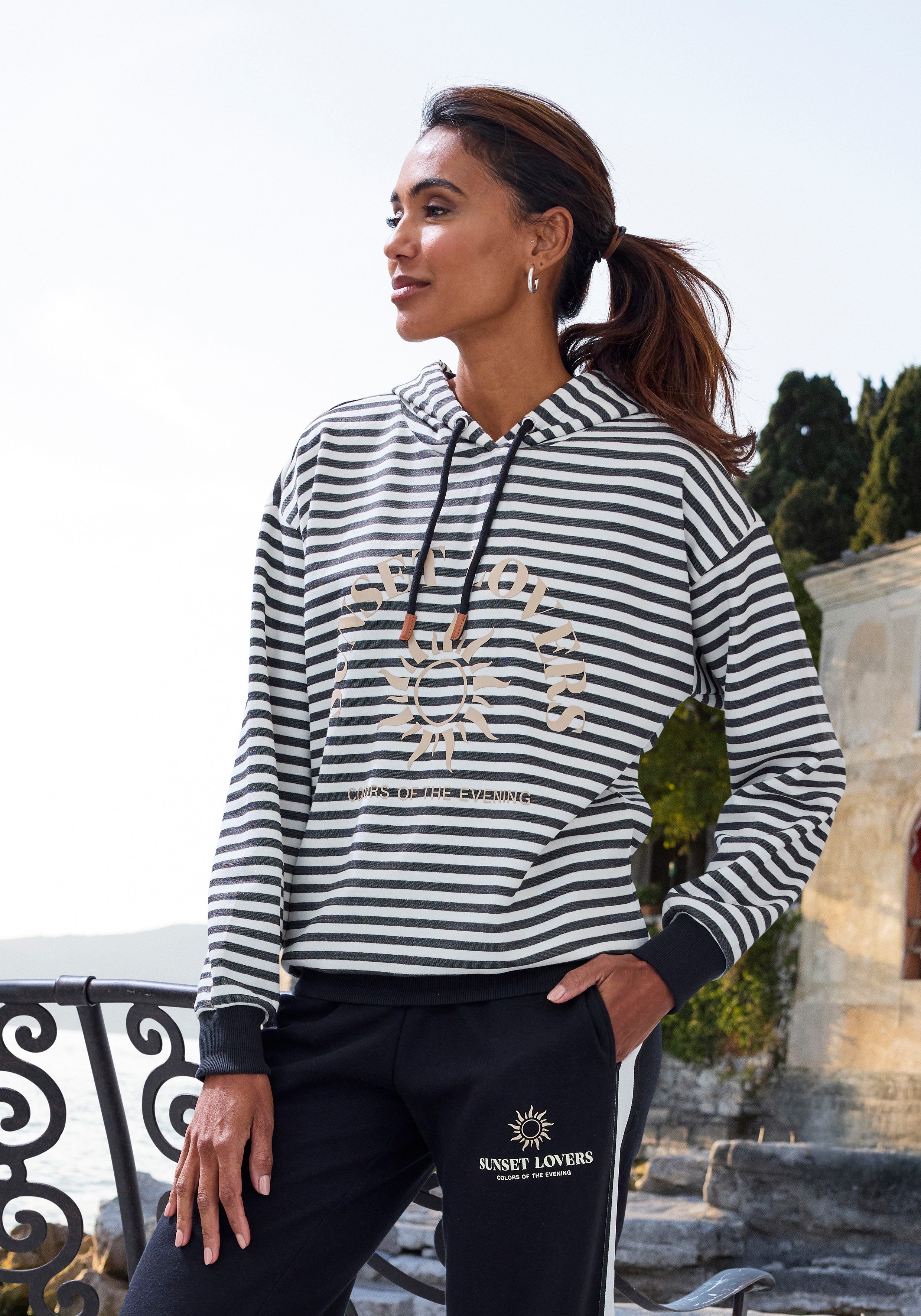 H.I.S Kapuzenpullover im Streifenlook mit großen Print, Loungewear