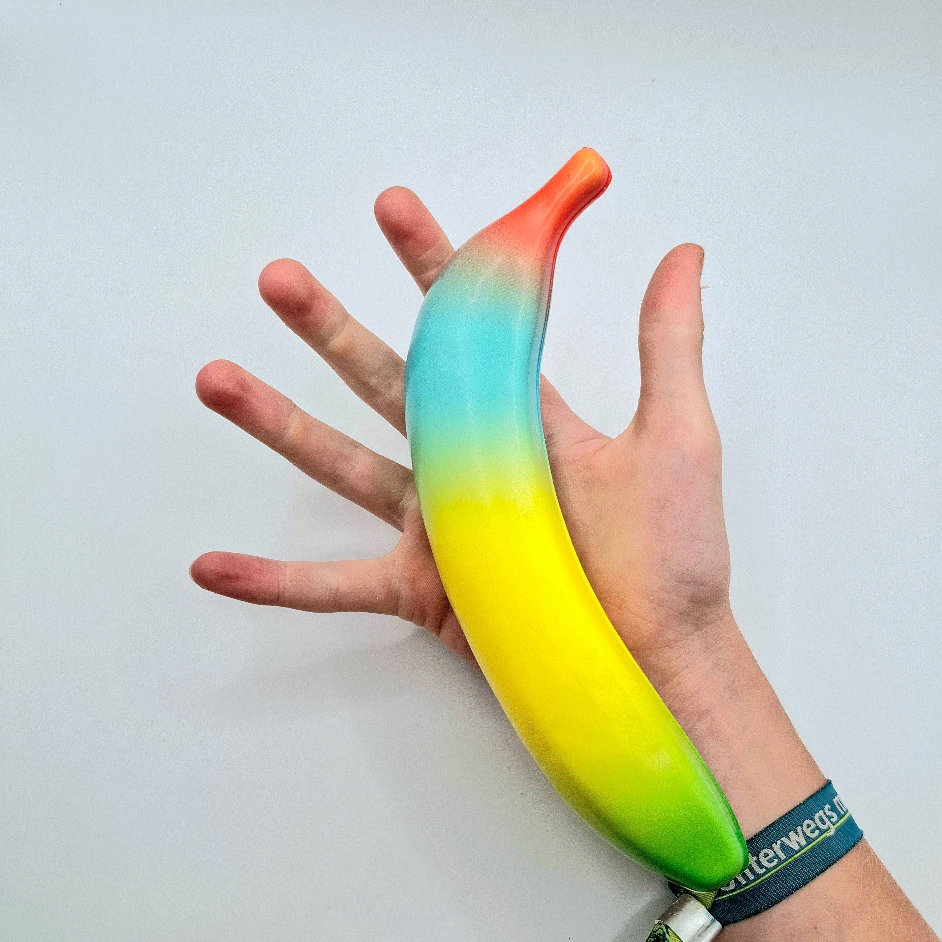 meytrade Knete Squishy Banana in Regenbogen Farben, Antistress Banane, Trend Neuheit Sommer 2026