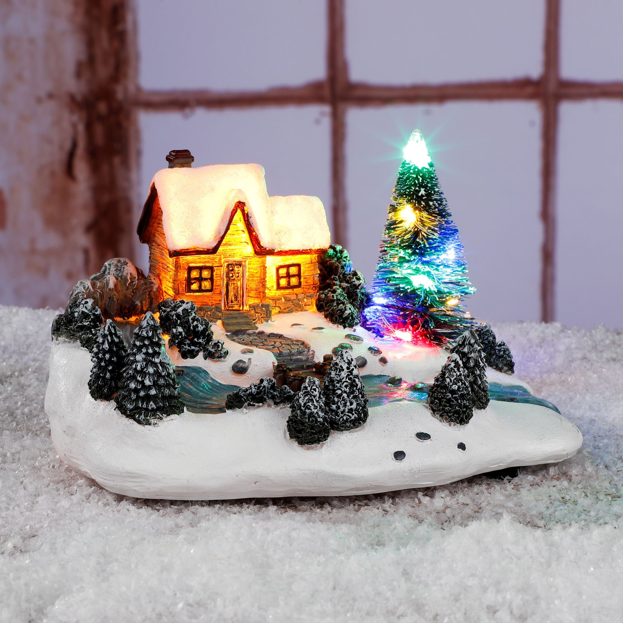 Spetebo Weihnachtsstadt LED Weihnachtsstadt Szene - 18 cm - Haus mit Tanne, Beleuchtete Winterszene mit 9 bunten LED